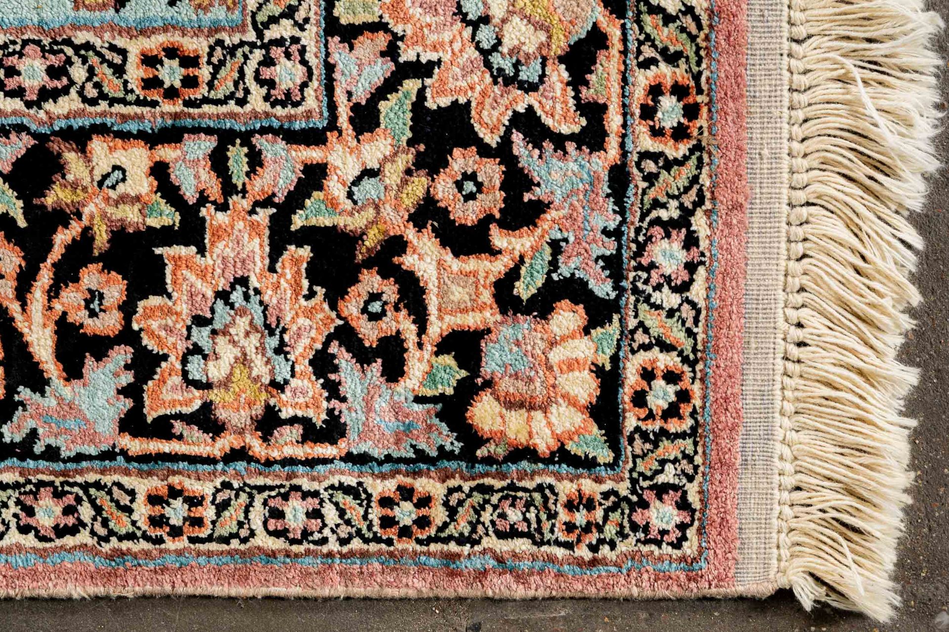 Seiden Kaschmir, Indien um 1970, Format ca. 188 x 123. Ornamentik und Zeichenstil ganz in der Tradi - Image 3 of 5