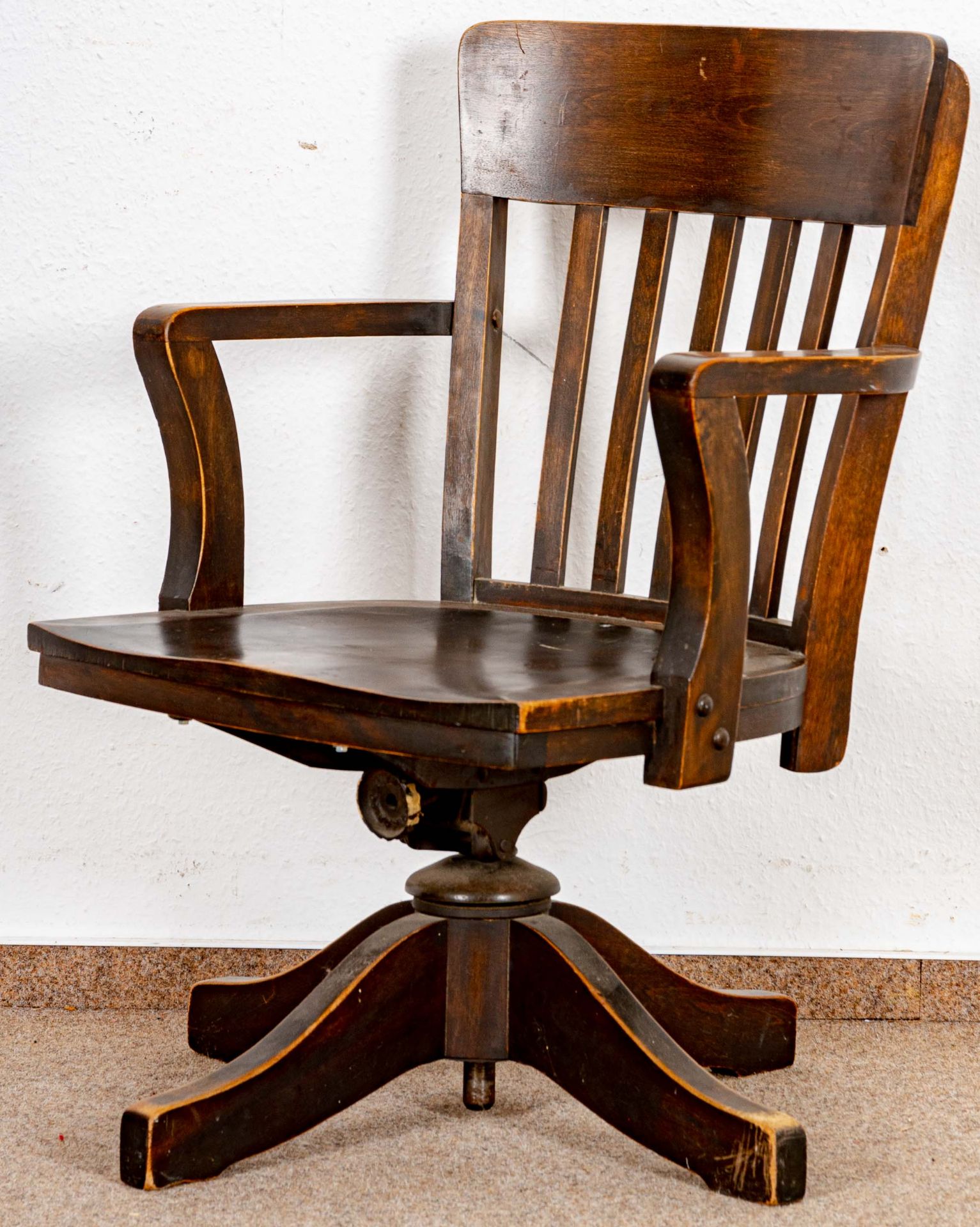 Drehbarer Schreibtischstuhl der "Johnson-Chair" Company; nussbaumfarben gebeiztes Buchenholzgestell