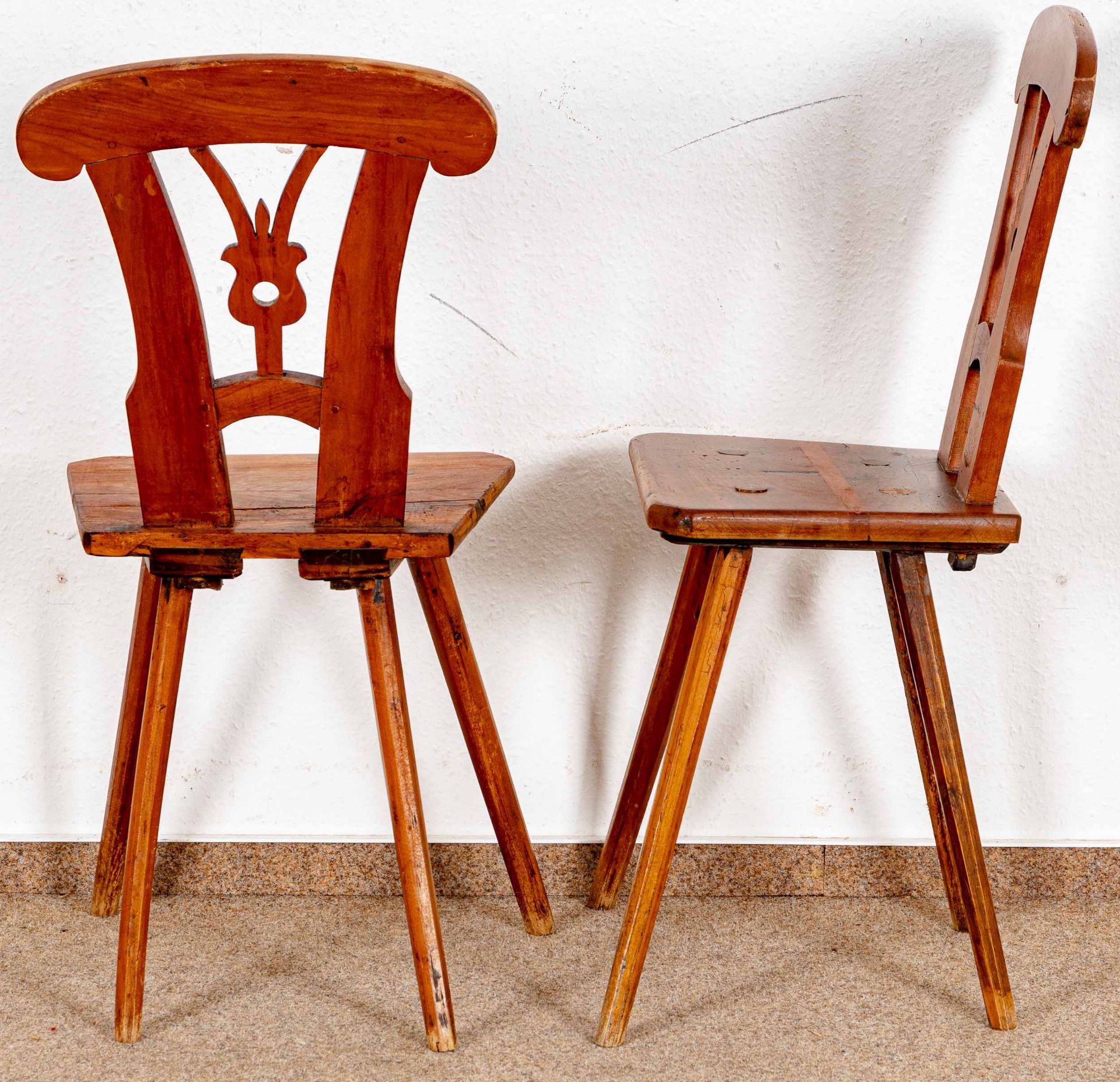 Paar Brettstühle, alpenländisch/süddeutsch, 19. Jhdt., kirschbaumfarbene Harthölzer; ältere Überarb - Bild 4 aus 4