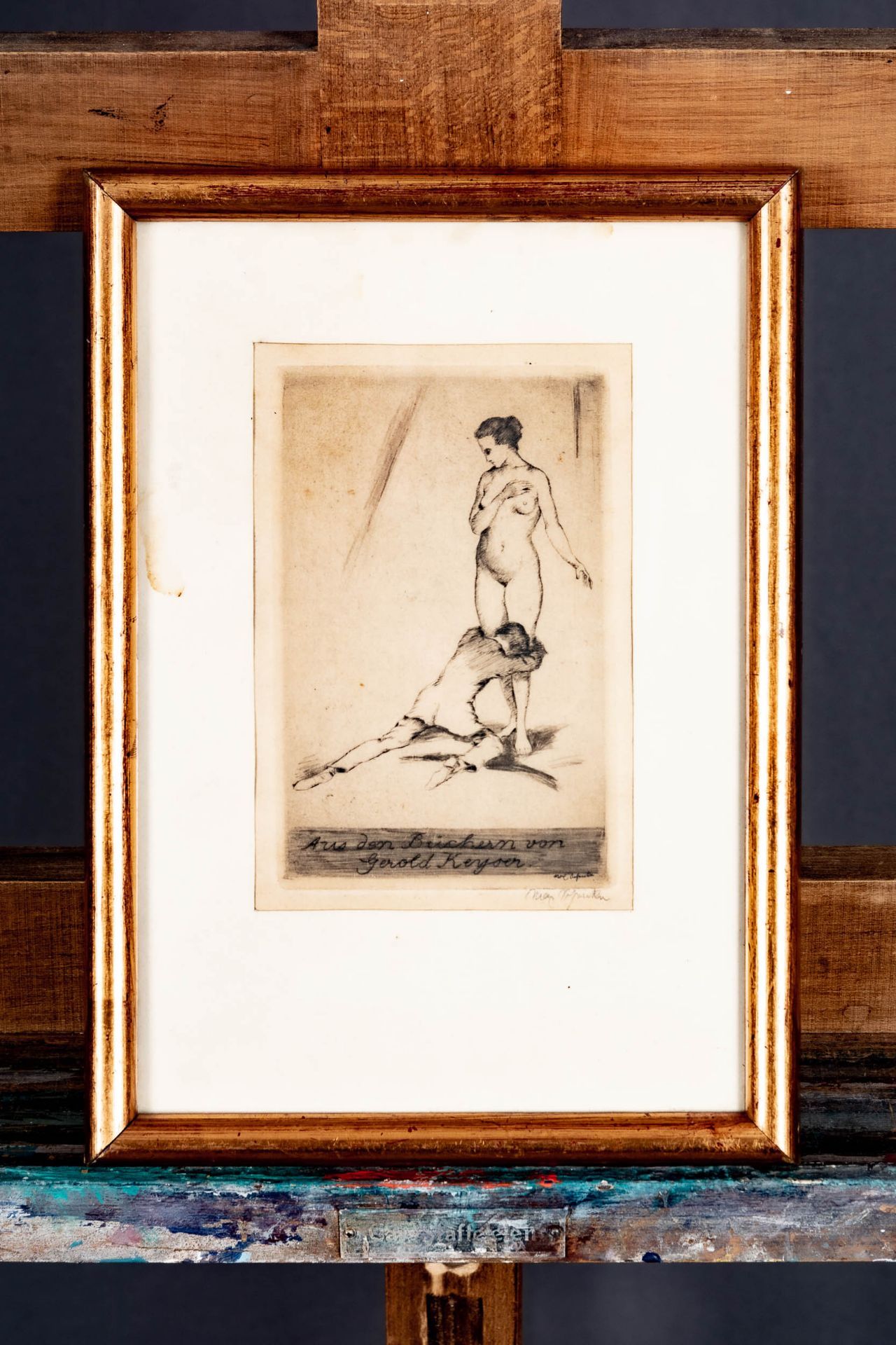 "Ergebene Liebe", hinter Glas gerahmte Radierung eines Mannes, sich an den Beinen einer nackten jun