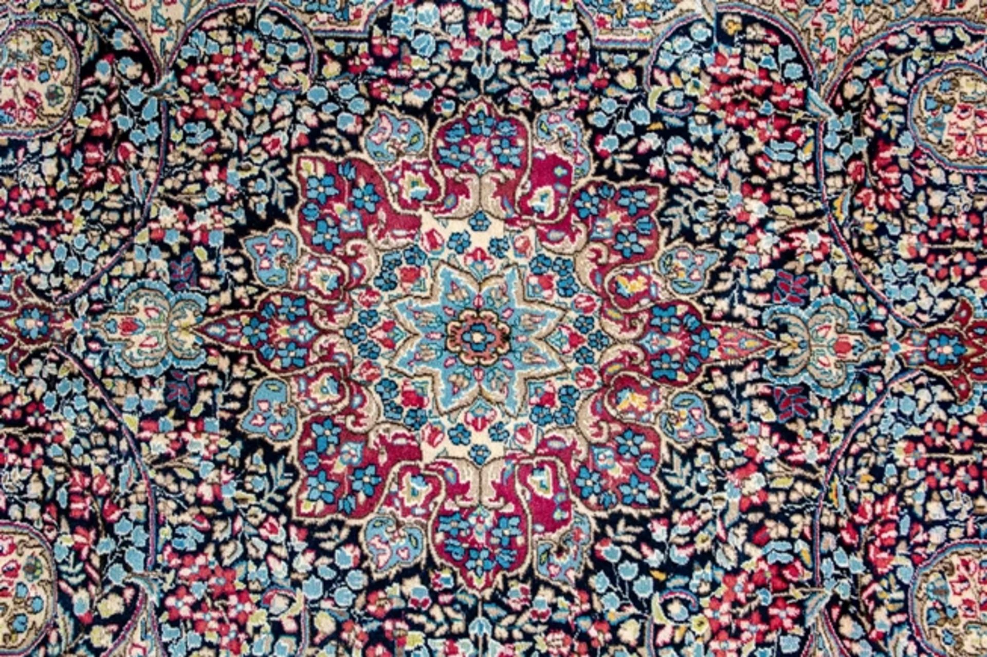 Kirman Teppich, Südpersien um 1930, Format: ca. 260 x 178 cm. Weiche Schafschurwolle geknüpft auf B - Image 2 of 7