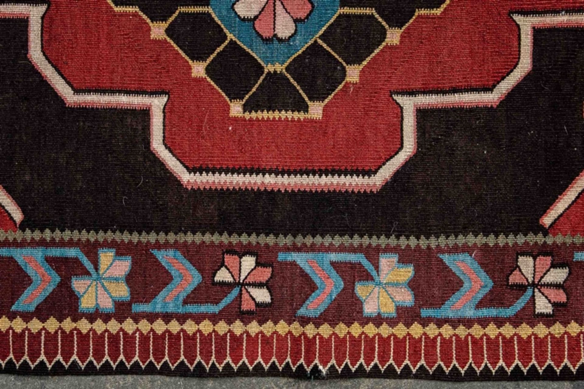 Feiner, seltener Kuba Kelim, Ostkaukasus um 1900, Format ca. 296 x 145 cm. Wolle gewebt auf Wolle. - Image 5 of 8