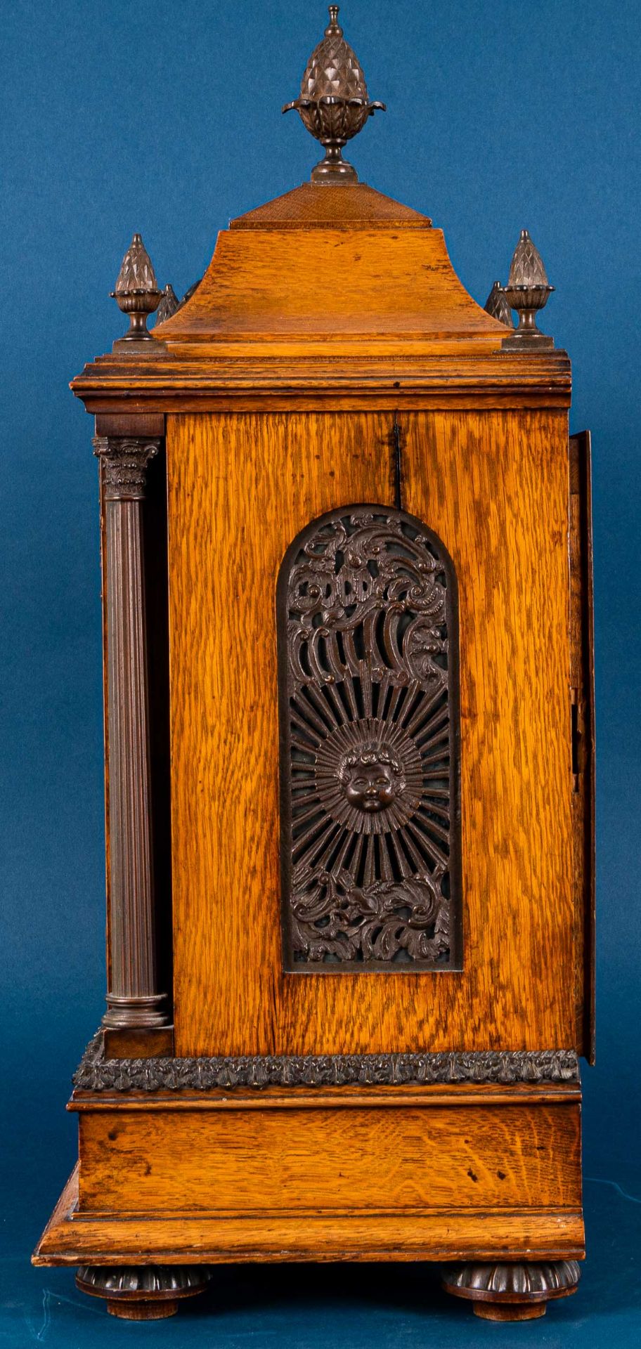 Große englische Kaminuhr, sogen. Bracket - Clock, Engl. um 1900/ 20. Massives Eichengehäuse, aufwän - Image 29 of 43