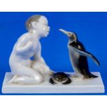 "Knabe mit Pinguin & Krebs", polychrom staffiertes Weißporzellan, Rosenthal Kunst-Abteilung Selb, M