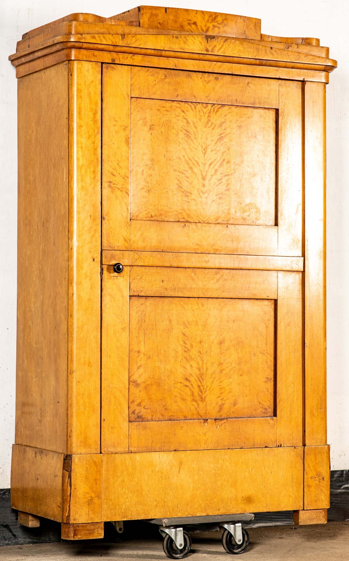 Antiker Wäscheschrank, sogen. Blender, norddeutsches Biedermeier um 1830; voll zerlegbarer, mit Bir - Bild 2 aus 12