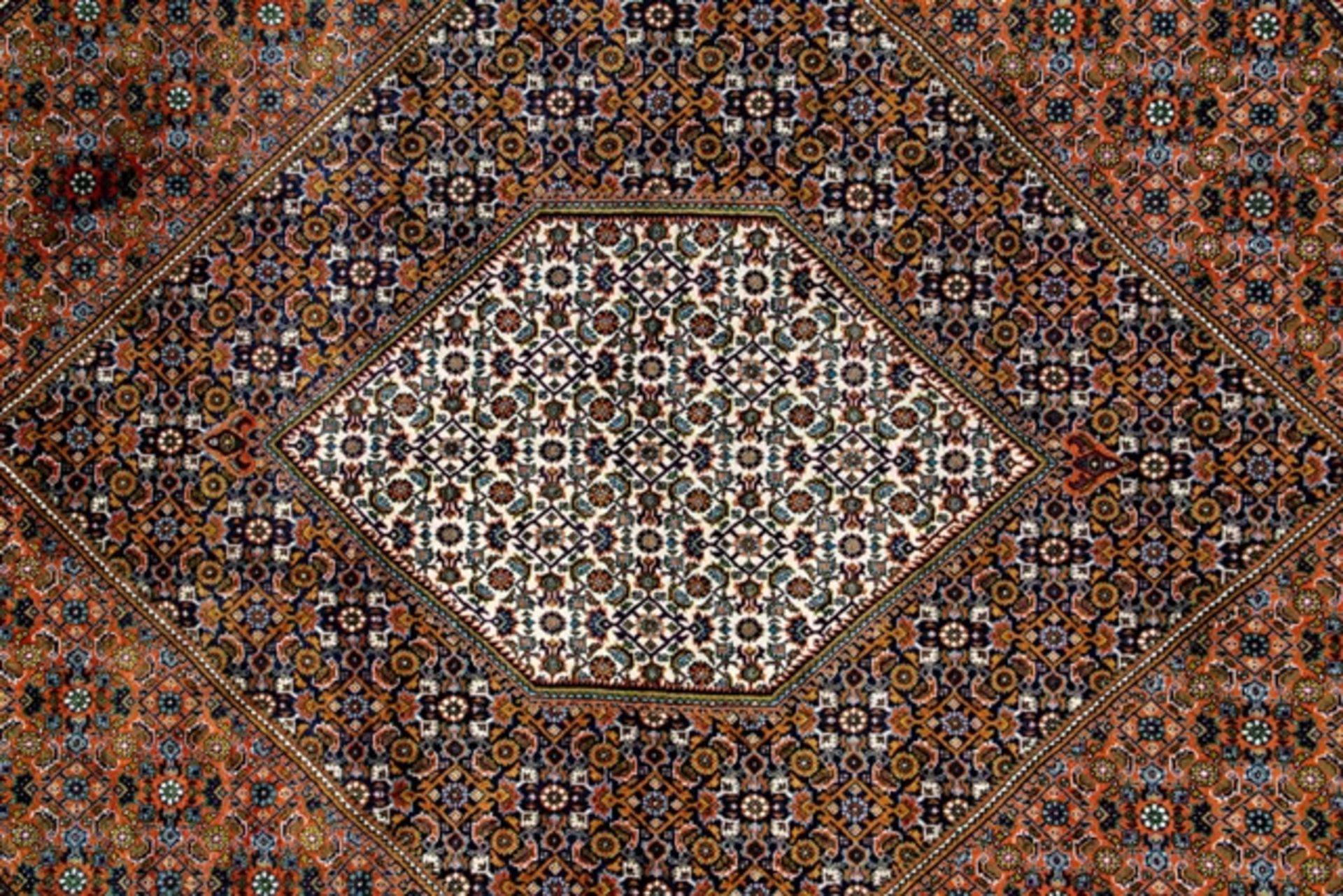 Großer MOUD-Teppich. Schwerer Teppich, Iran Ende 20./Anfang 21. Jhdt., ca. 339 x 252 cm, durchgemus - Image 2 of 7