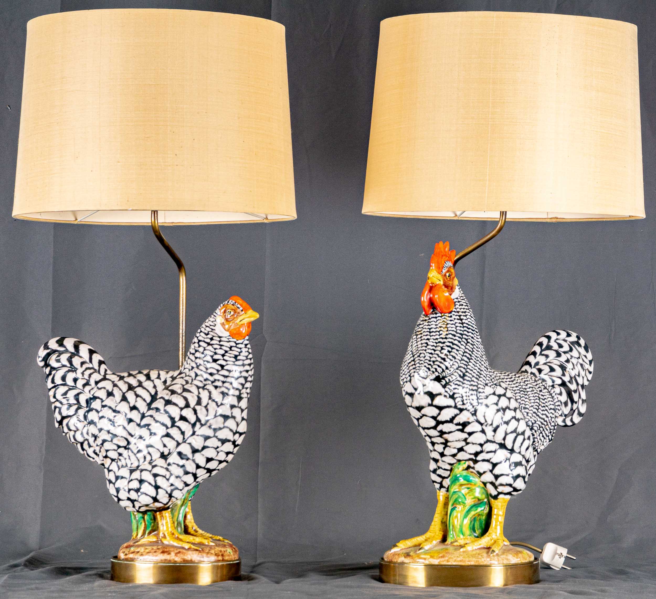 Paar hochdekorativer Tischlampen mit "Hühnervögel"-Figuren, Italien, Mitte 20. Jhdt., schlichte Mes