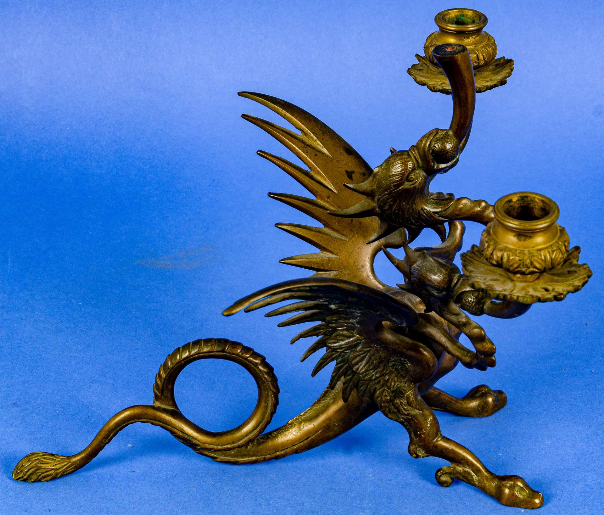 Prachtvoller Tischkerzenleuchter in Form eines 3köpfigen geflügelten Fabeltieres; Bronze, patiniert - Image 3 of 11