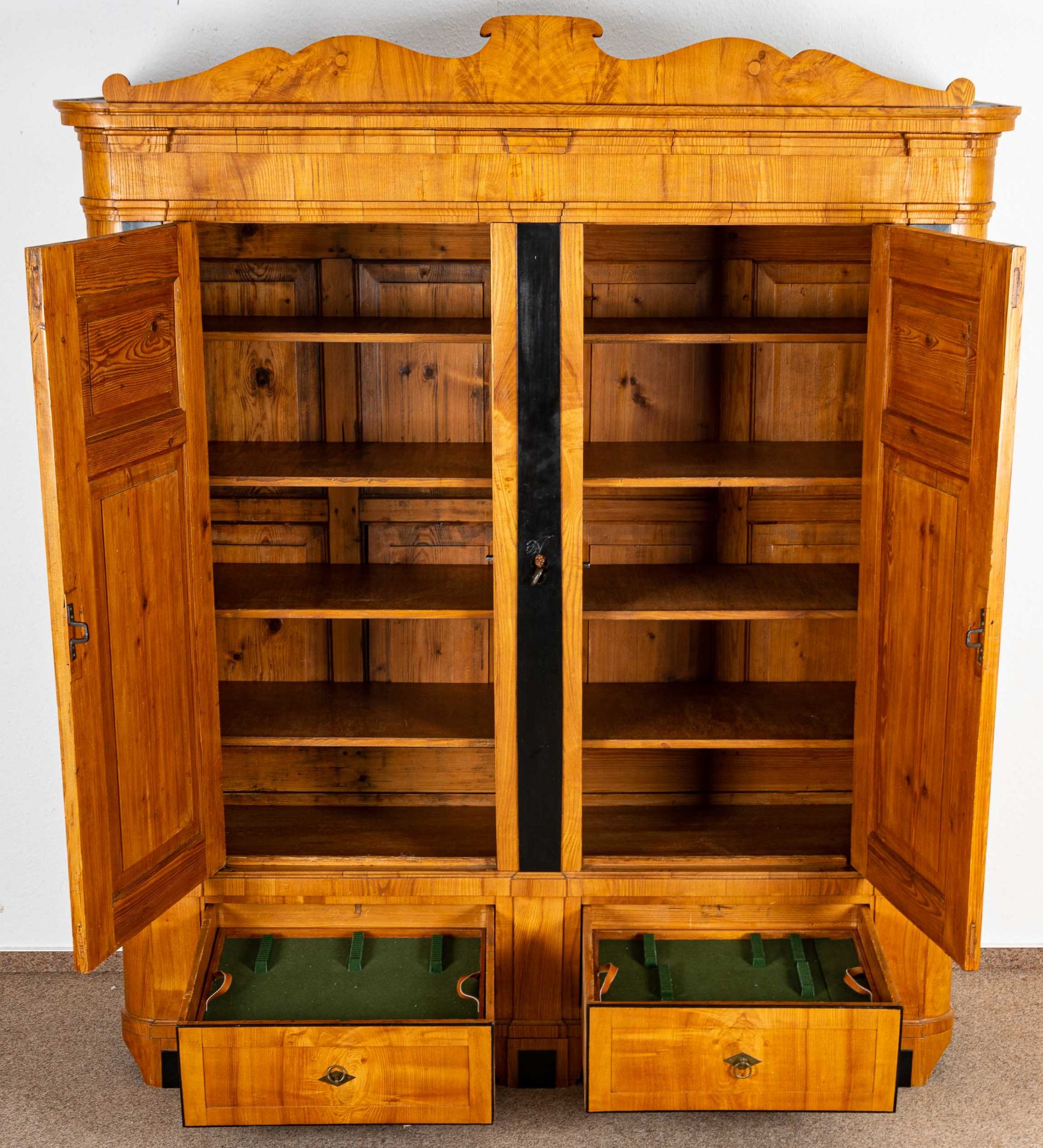 Prachtvoller Dielenschrank, Esche massiv & furniert, stellenweise ebonisiert, Biedermeier um 1830/4 - Bild 15 aus 15