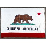 Sehr große Fahne der "Republik of California", ca. 230 x 335 cm; gewebter, vernähter Baumwollstoff,