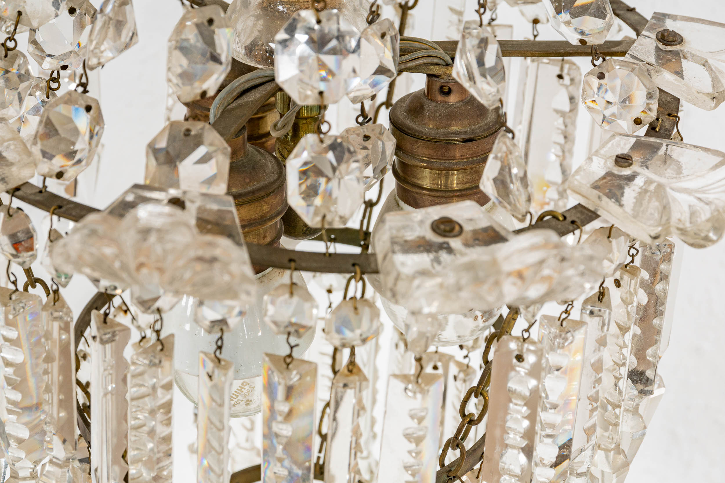 Prunkvoller Kristalllüster mit 3 Brennstellen, aufwändiger, nicht ganz vollständiger Prismenbehang, - Image 5 of 17