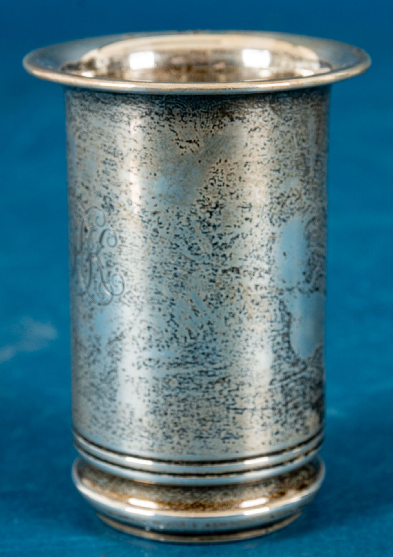 Zylindrischer Becher/Tischvase, 830er Silber, ligiertes Besitzermonogramm "HK". Höhe ca. 8 cm, Durc