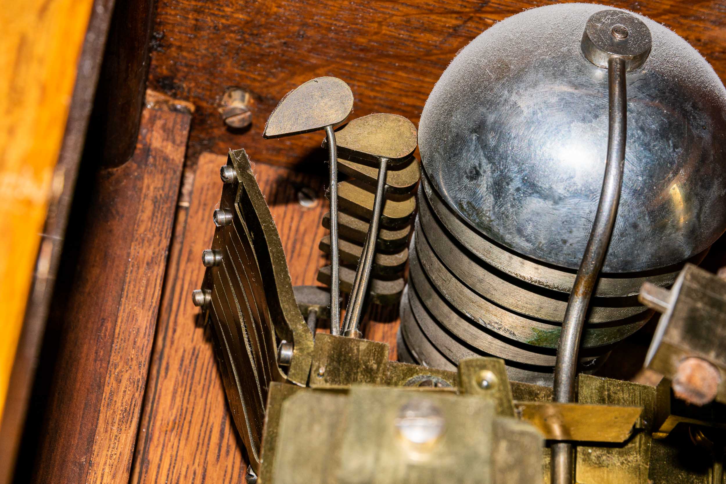 Große englische Kaminuhr, sogen. Bracket - Clock, Engl. um 1900/ 20. Massives Eichengehäuse, aufwän - Bild 40 aus 43