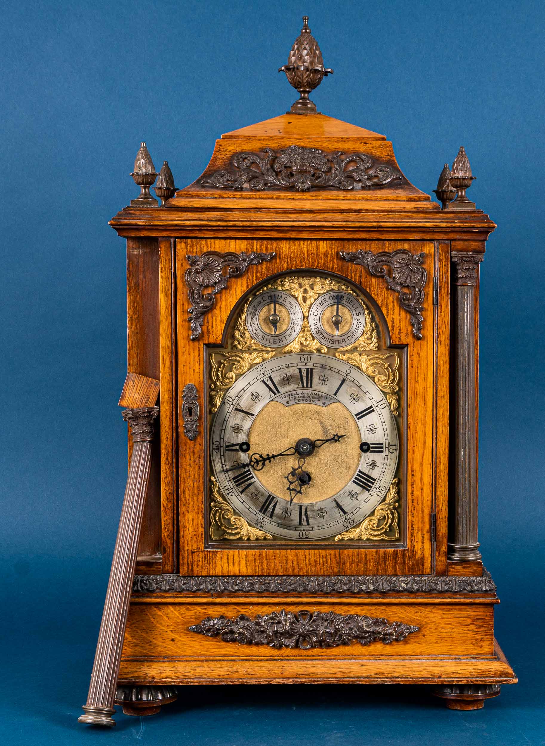 Große englische Kaminuhr, sogen. Bracket - Clock, Engl. um 1900/ 20. Massives Eichengehäuse, aufwän - Bild 11 aus 43