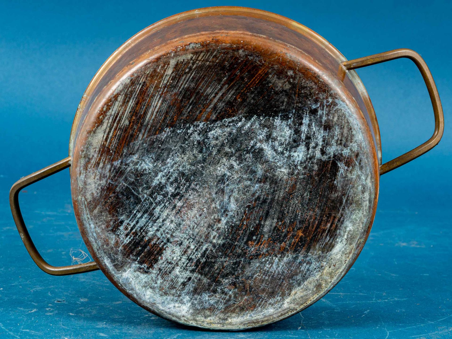 Älterer Kupfertopf mit angesetzten Messinghenkeln, Durchmesser ca. 30 cm, gebrauchter Patina Erhalt - Image 5 of 6