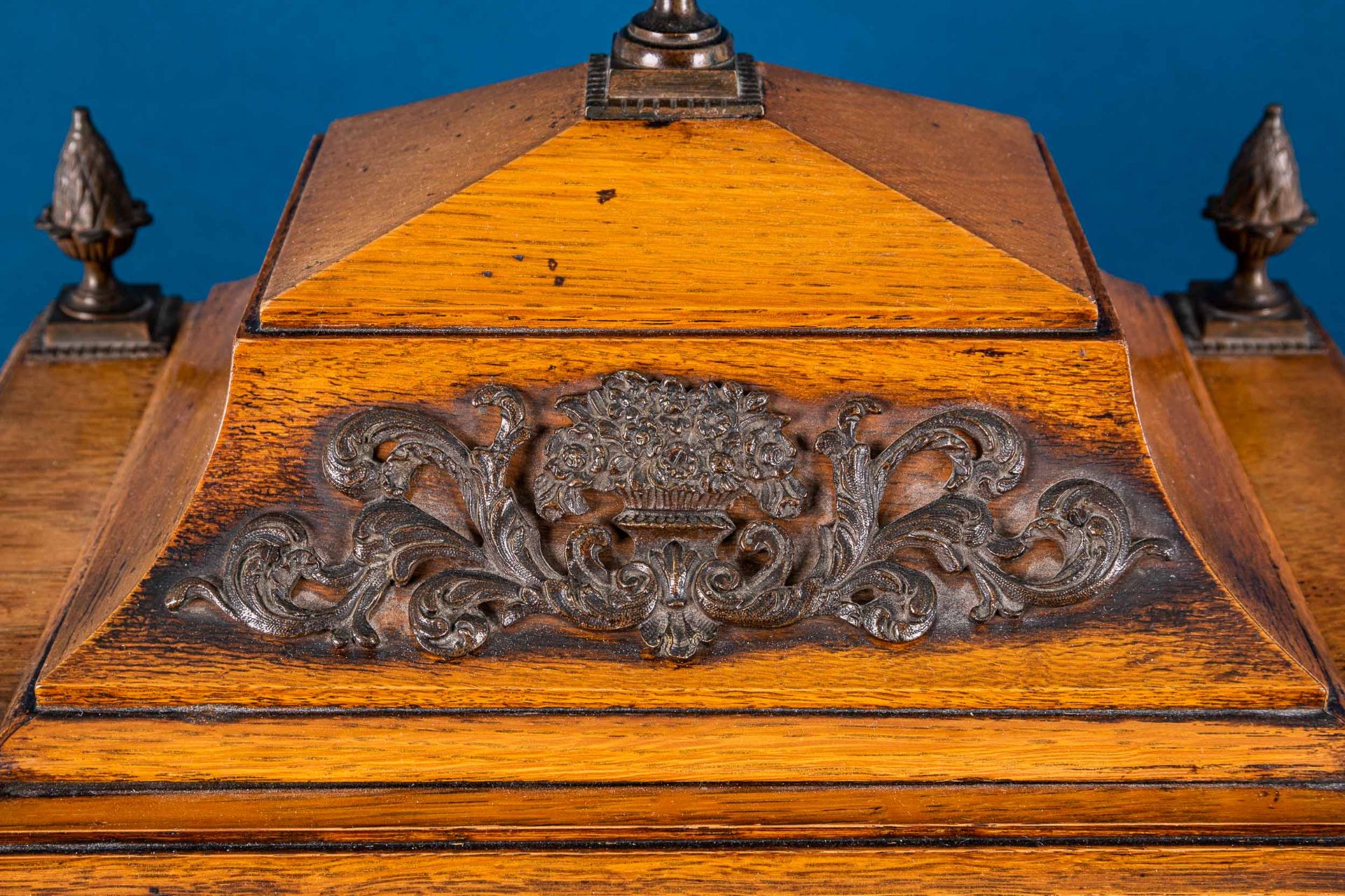 Große englische Kaminuhr, sogen. Bracket - Clock, Engl. um 1900/ 20. Massives Eichengehäuse, aufwän - Image 9 of 43