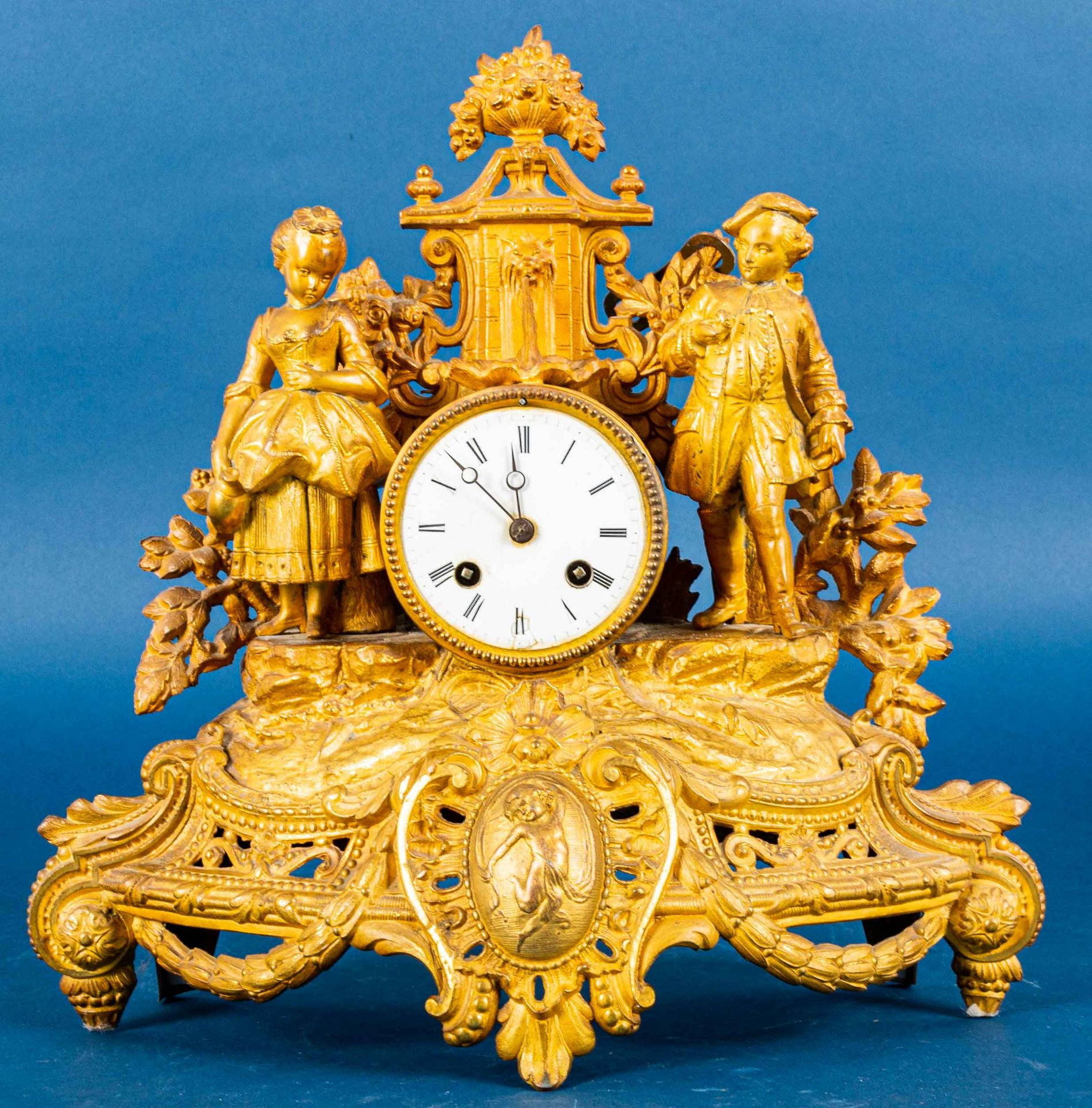 Antike Kaminuhr, vergoldetes Metallgussgehäuse mit figürlicher Bekrönung; ungeprüftes Uhrwerk mit S