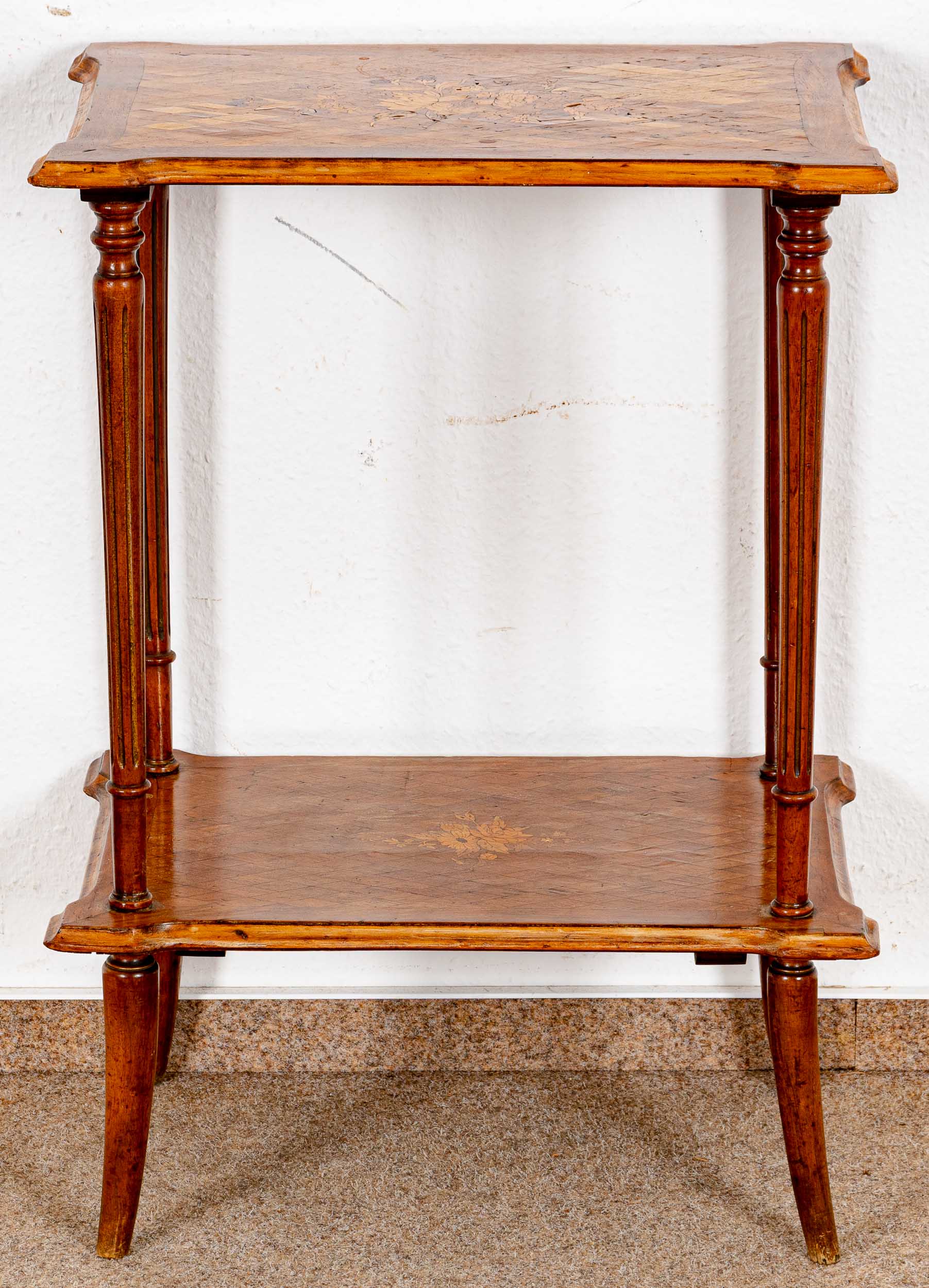 Elegantes Beistelltischchen, sogen. Etagere im Louis Seize-Stil, frankophiler Raum um 1900/20, Nuss