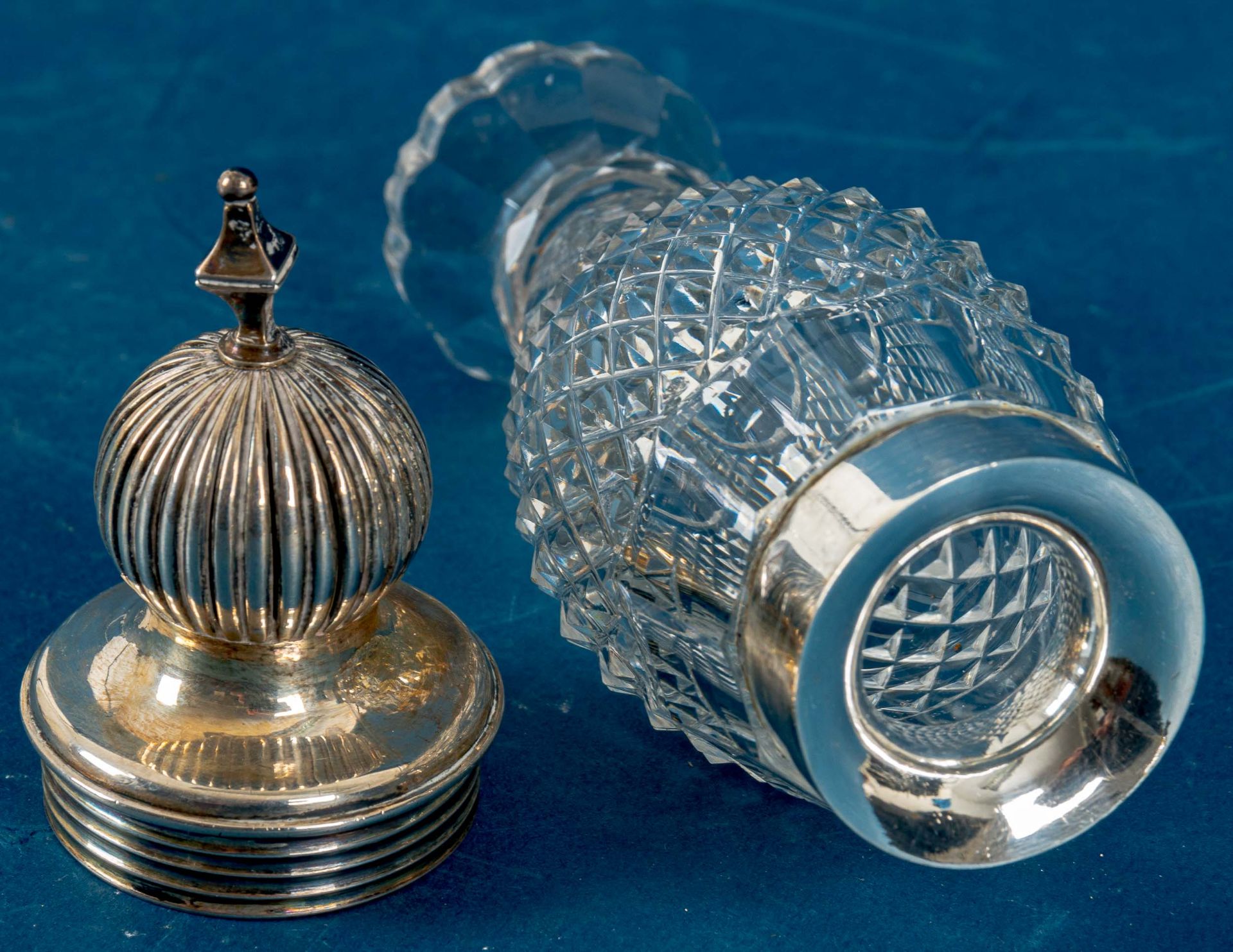 Eleganter Kristallglas-Flakon mit silberner Montur, aufwändig geschliffener Glaskorpus, wohl 19. Jh - Bild 6 aus 9