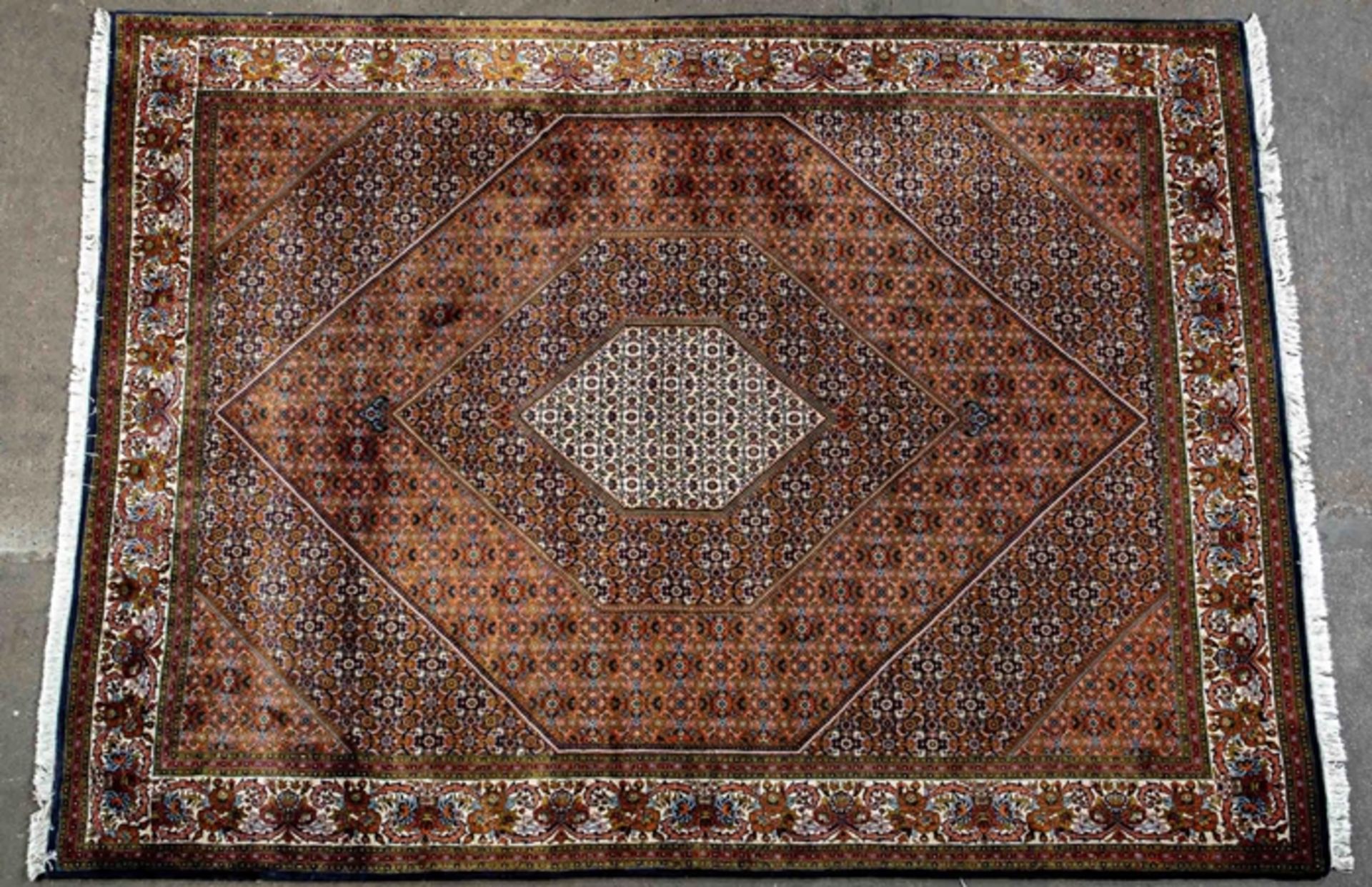 Großer MOUD-Teppich. Schwerer Teppich, Iran Ende 20./Anfang 21. Jhdt., ca. 339 x 252 cm, durchgemus