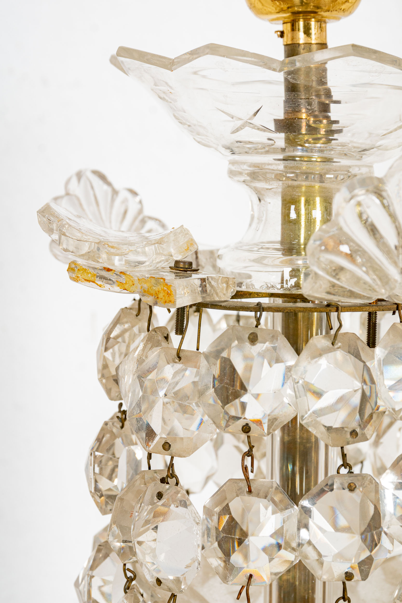 Prunkvoller Kristalllüster mit 3 Brennstellen, aufwändiger, nicht ganz vollständiger Prismenbehang, - Image 15 of 17