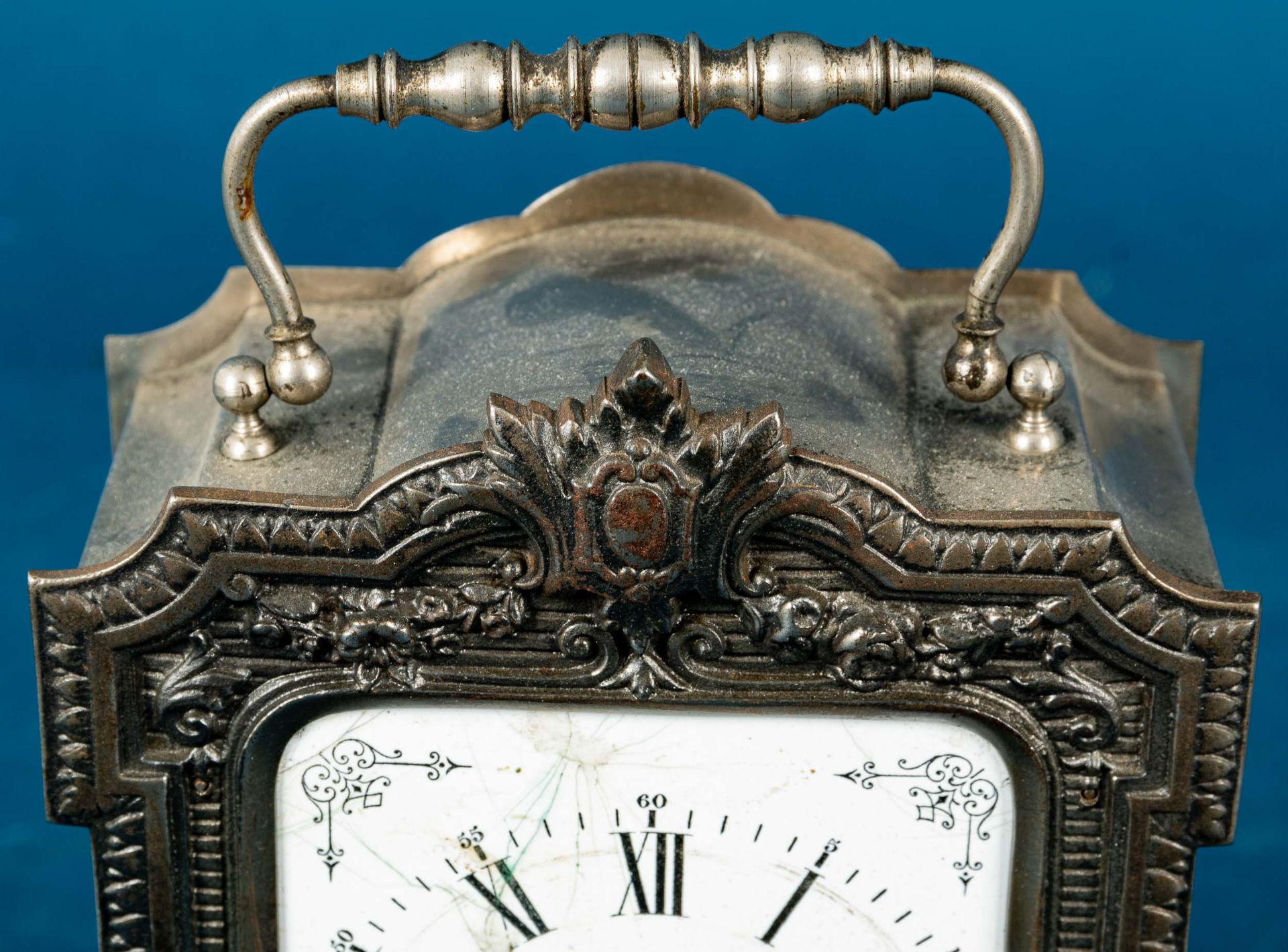 Tischuhr/Tischwecker, vernickeltes Metallgehäuse, weißes Emaille-Ziffernblatt mit röm. Zahlen; Fran - Image 4 of 10