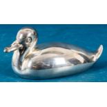 "Ente", bodenseitig gestempelt als 970er Silber, ca. 460 gr. (wohl brutto). Länge ca. 16,5 cm; 20./