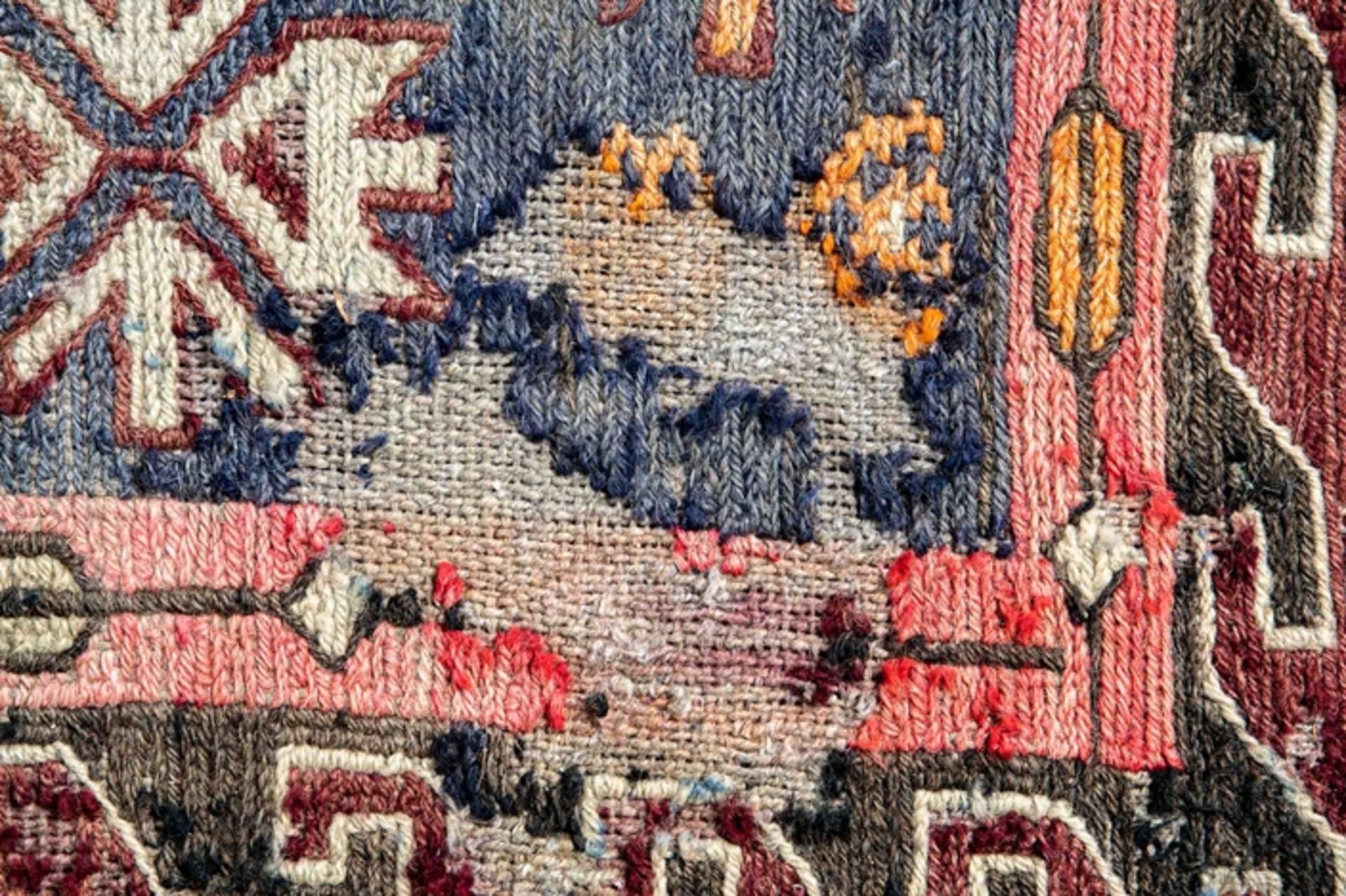 Sehr großer Sumakh, Ostkaukasus um 1960, Format ca. 383 x 220 cm. Wolle gewebt auf Wolle. Auf lachs - Image 7 of 8