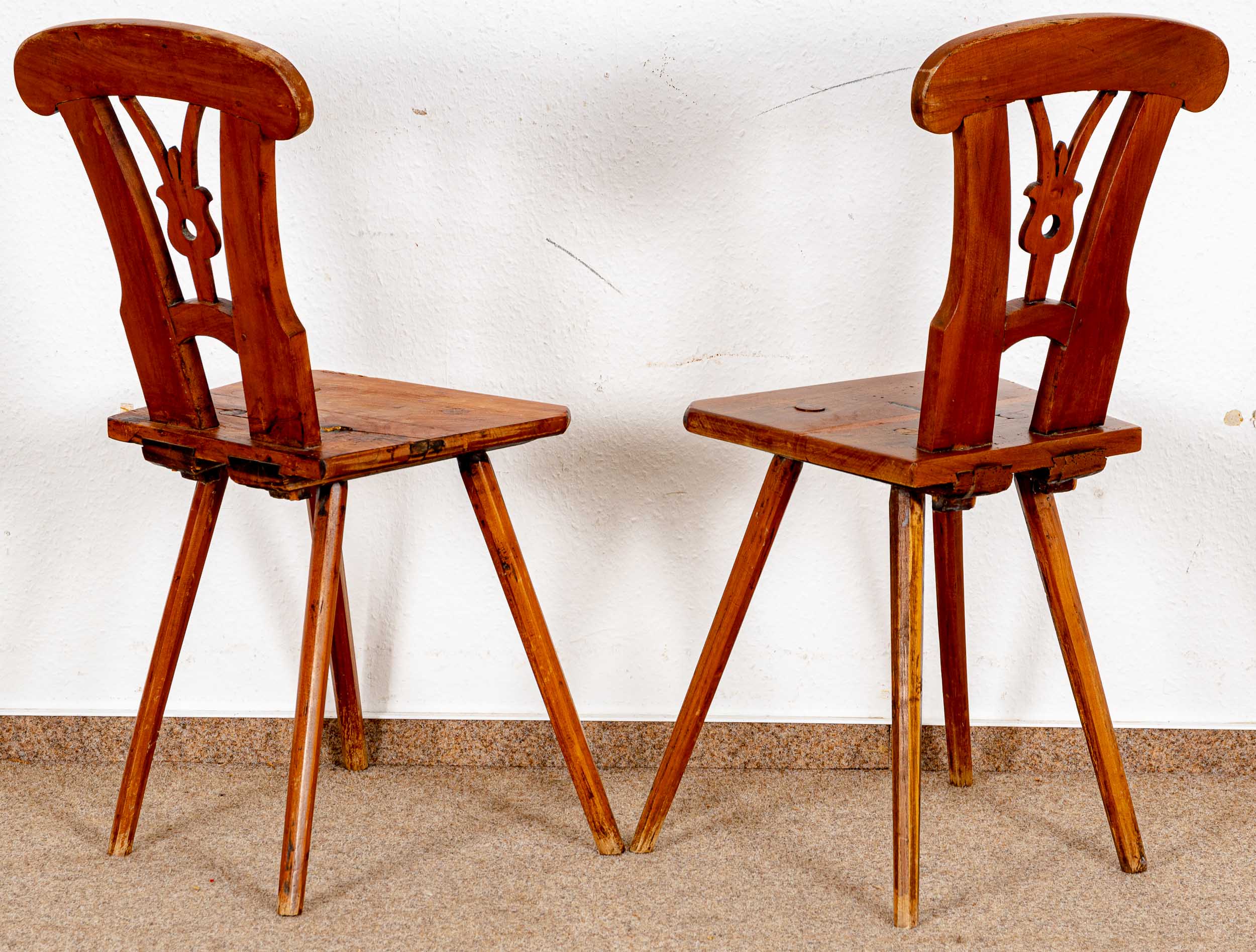 Paar Brettstühle, alpenländisch/süddeutsch, 19. Jhdt., kirschbaumfarbene Harthölzer; ältere Überarb - Image 3 of 4
