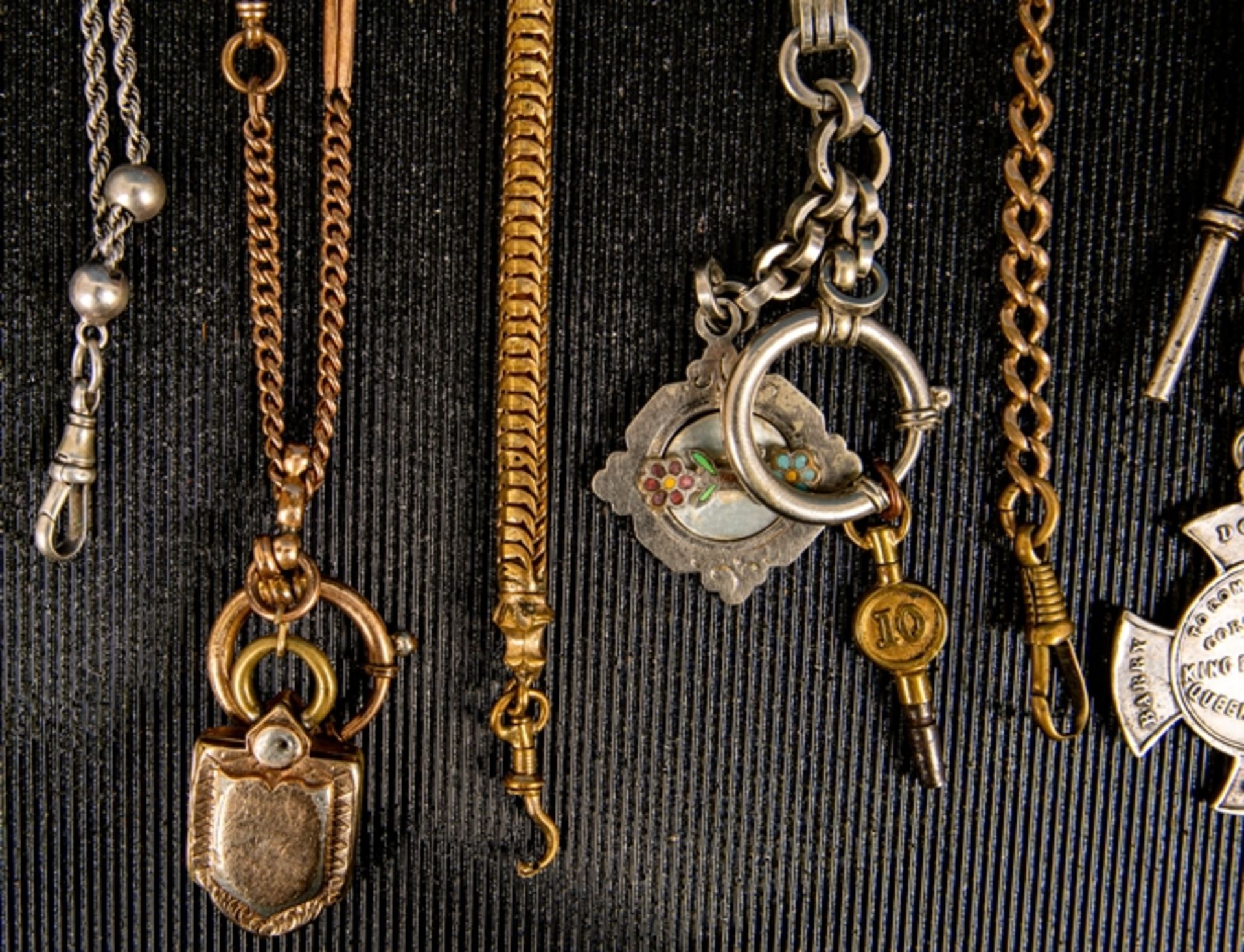 8teilige Sammlung versch. Taschenuhrenketten. Versch. Alter, Längen, Materialien und Erhalt, teilw. - Image 2 of 6