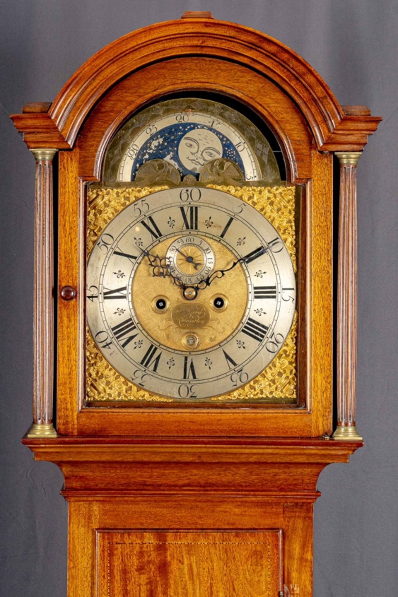 Antike Bodenstanduhr, England um 1800/20, schlichtes massives Mahagonigehäuse mit rundem Uhrenkopf