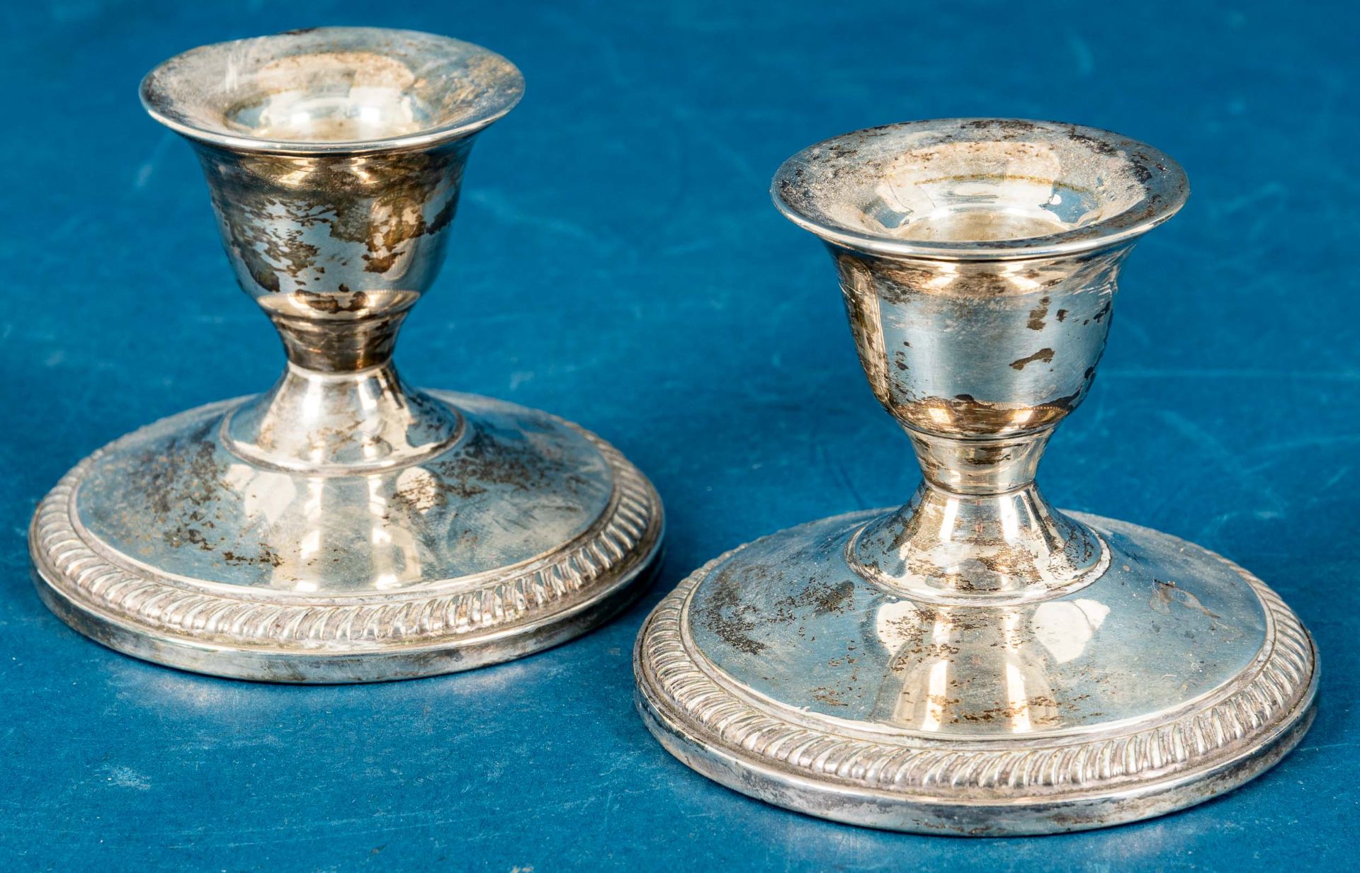 Paar einflammiger STERLING-Silber Tischkerzenleuchter, Stand gefüllt. Höhe je ca. 7 cm, Durchmesser
