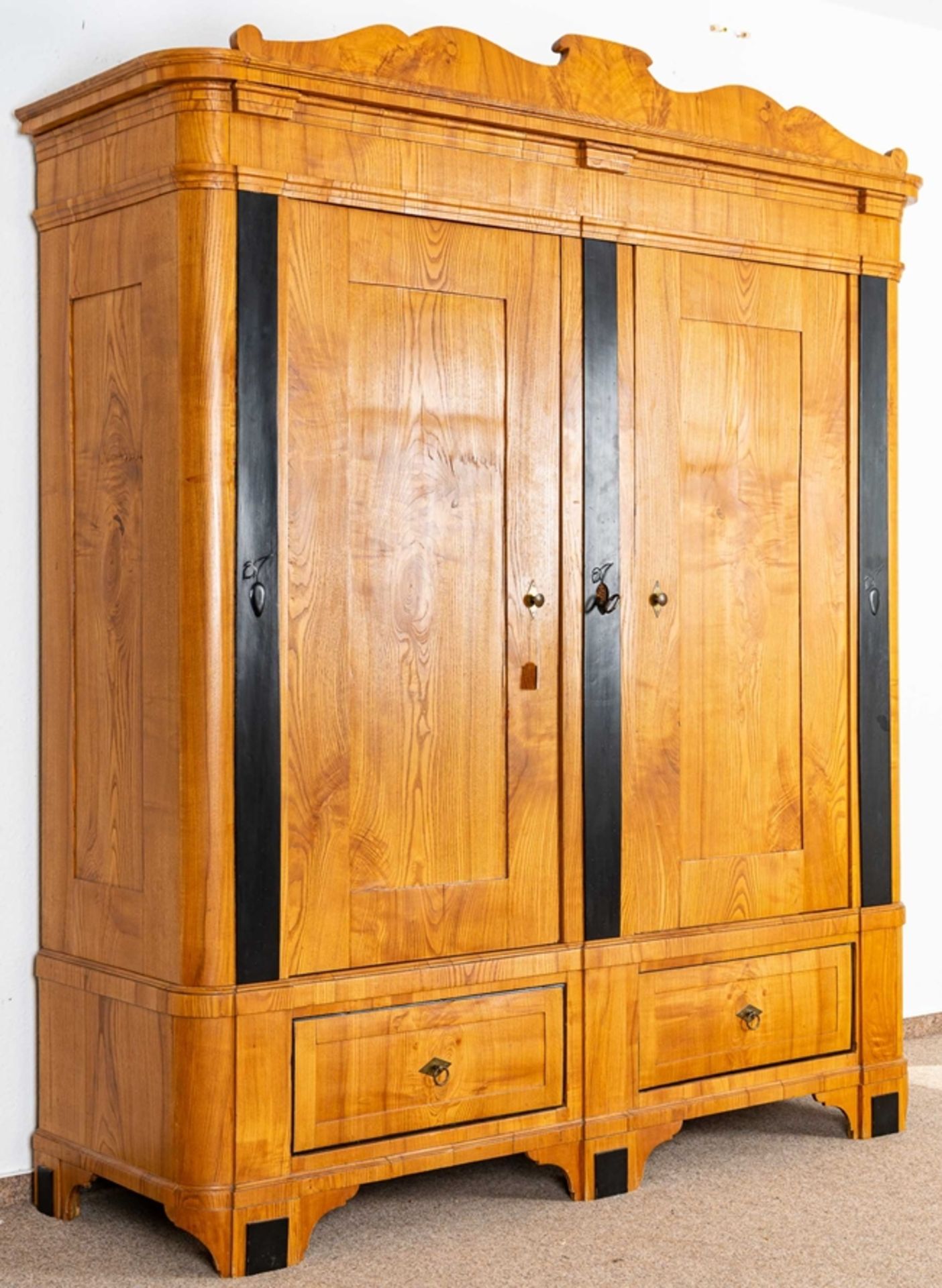 Prachtvoller Dielenschrank, Esche massiv & furniert, stellenweise ebonisiert, Biedermeier um 1830/4 - Bild 13 aus 15