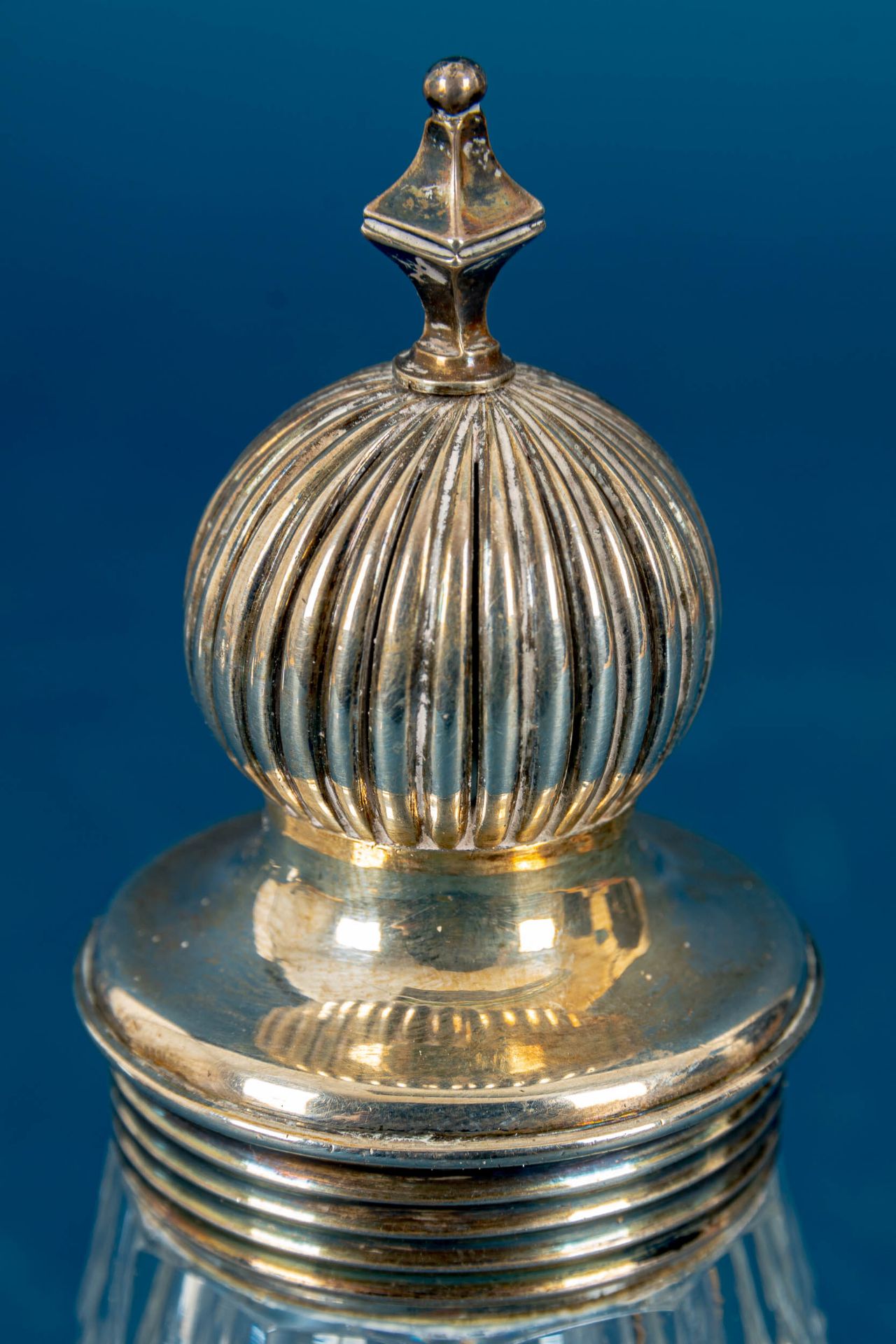 Eleganter Kristallglas-Flakon mit silberner Montur, aufwändig geschliffener Glaskorpus, wohl 19. Jh - Bild 4 aus 9