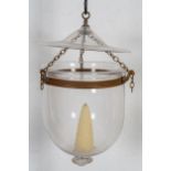 Antike Flurlampe für Kerzenfeuerung, zylindrischer, farbloser Glaskörper an metallischer Kettenaufh