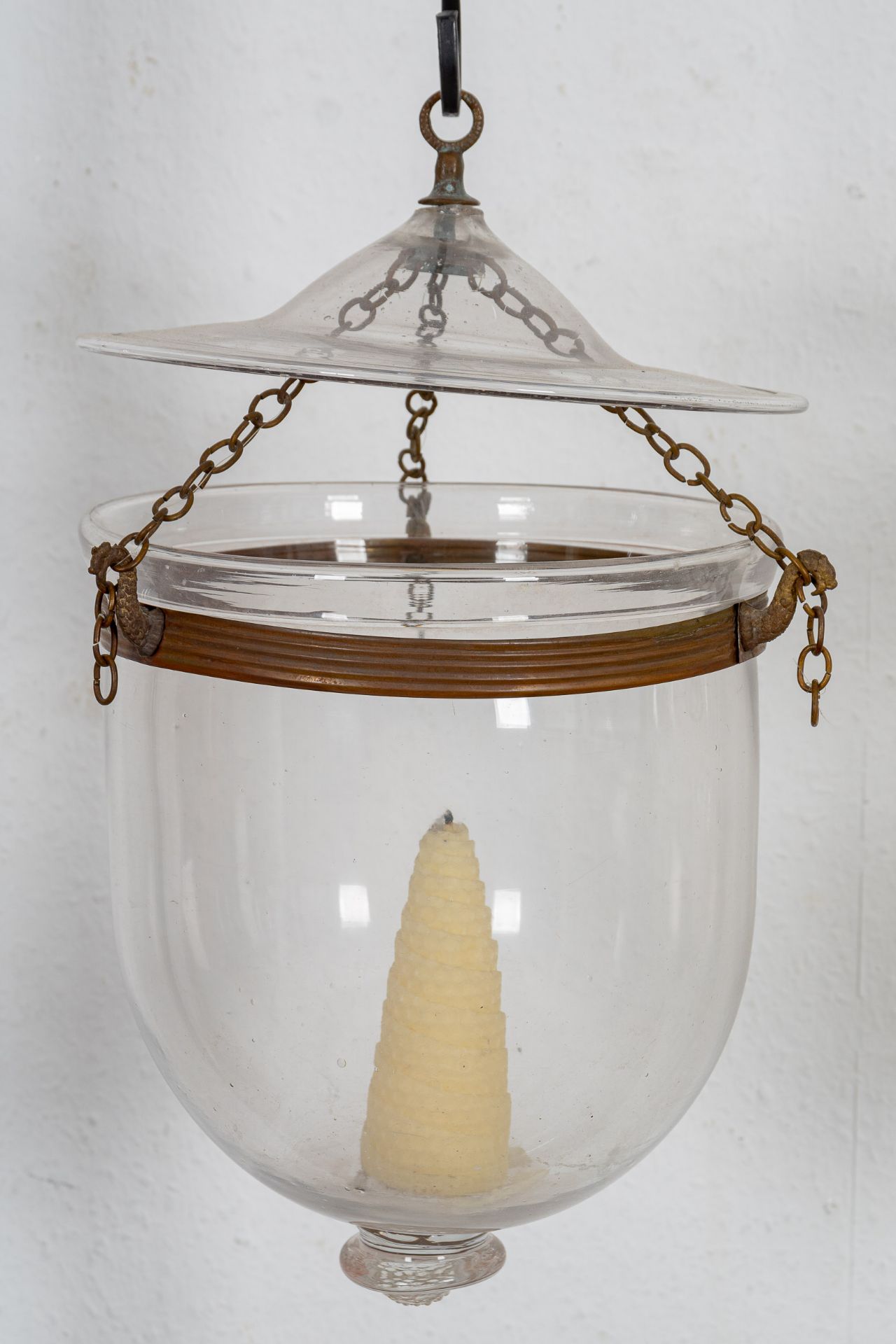 Antike Flurlampe für Kerzenfeuerung, zylindrischer, farbloser Glaskörper an metallischer Kettenaufh