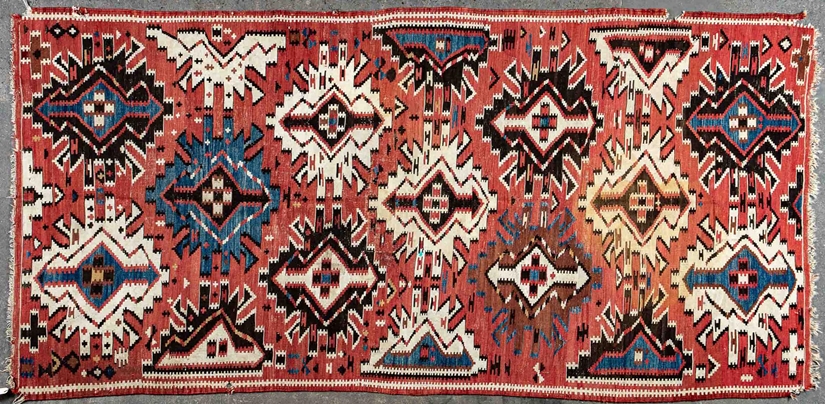 Feiner Kuba Kelim, Ostkaukasus um 1900, Format ca. 293 x 148 cm. Wolle gewebt auf Wolle. Sogenannte