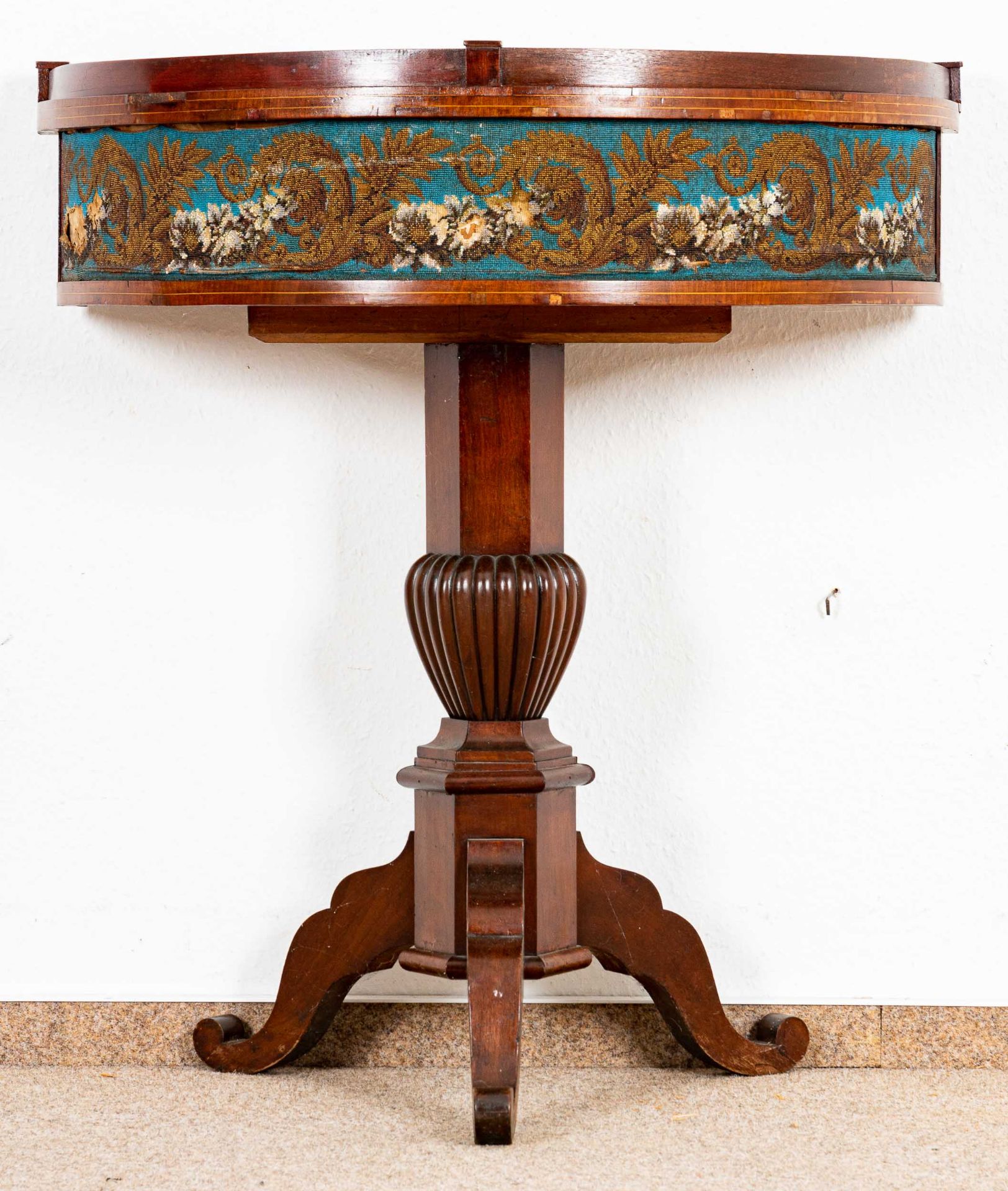 Antike Jardiniere, Biedermeier, norddeutsch um 1830/35, halbmondförmiger bepflanzbarer Tisch mit Zi