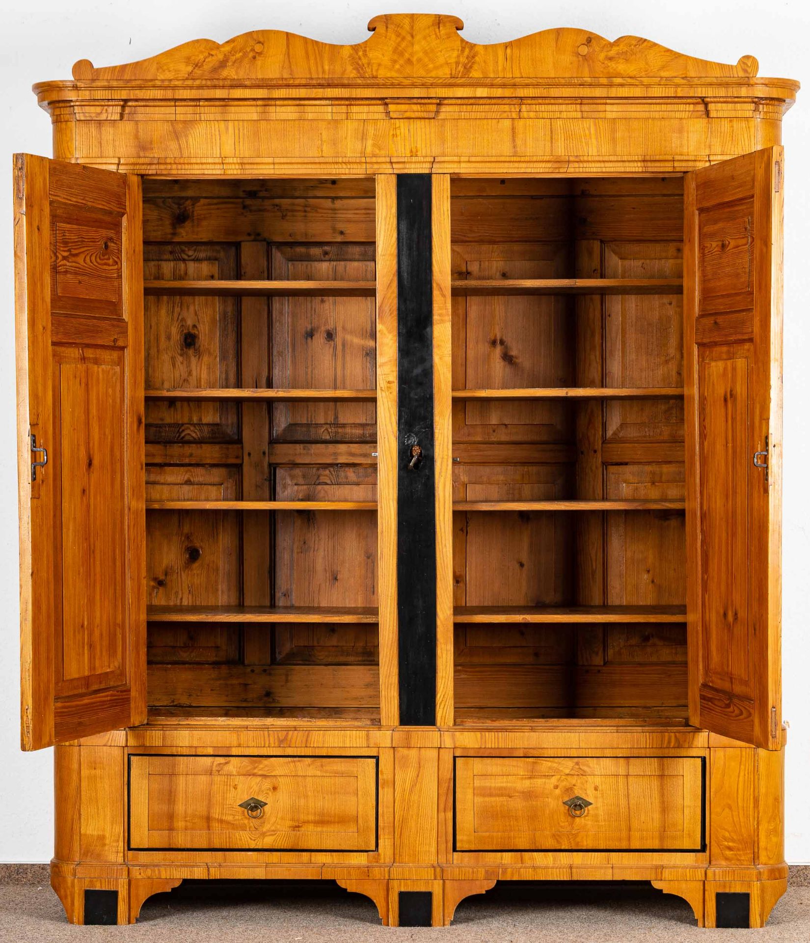 Prachtvoller Dielenschrank, Esche massiv & furniert, stellenweise ebonisiert, Biedermeier um 1830/4 - Bild 2 aus 15