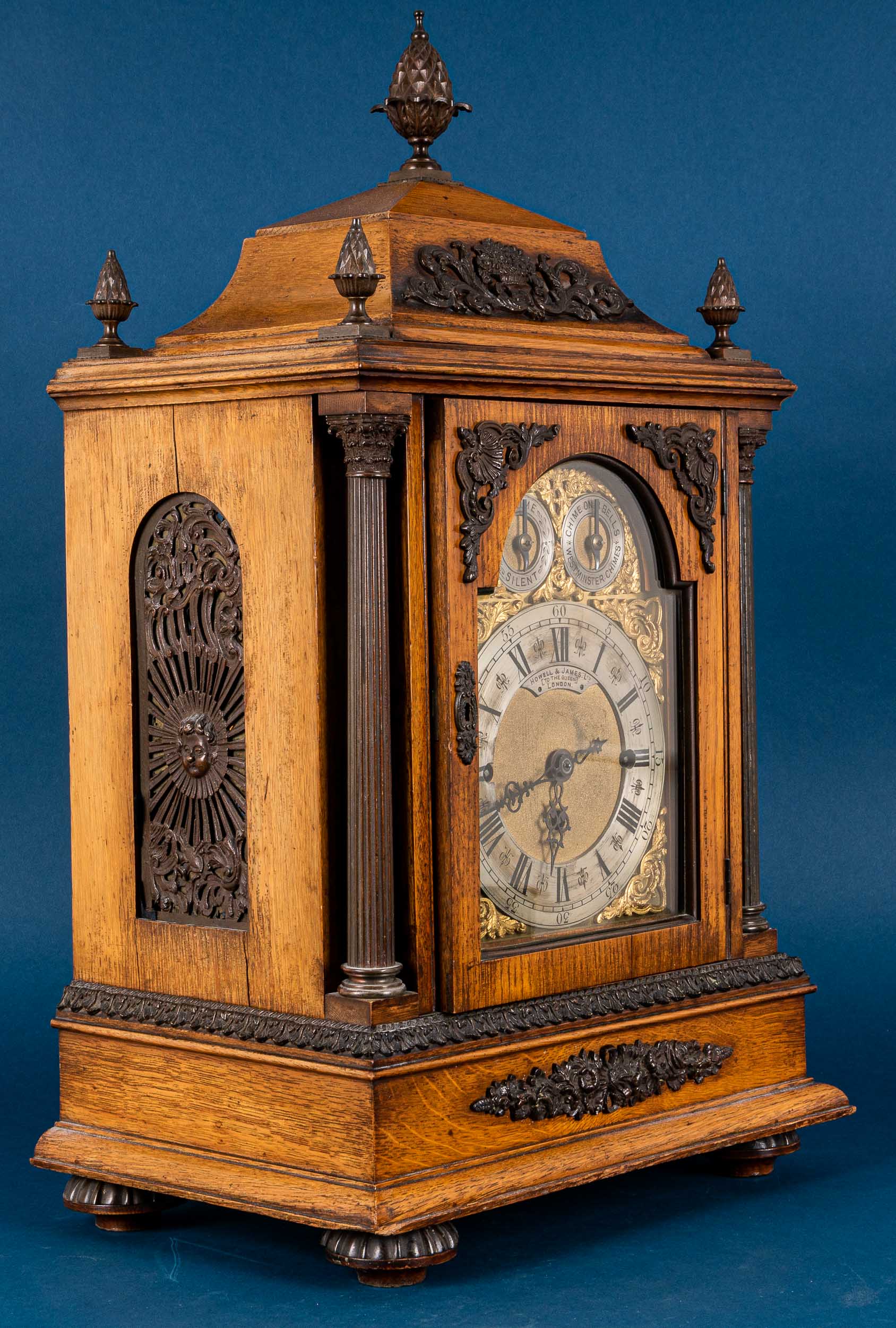 Große englische Kaminuhr, sogen. Bracket - Clock, Engl. um 1900/ 20. Massives Eichengehäuse, aufwän - Bild 17 aus 43