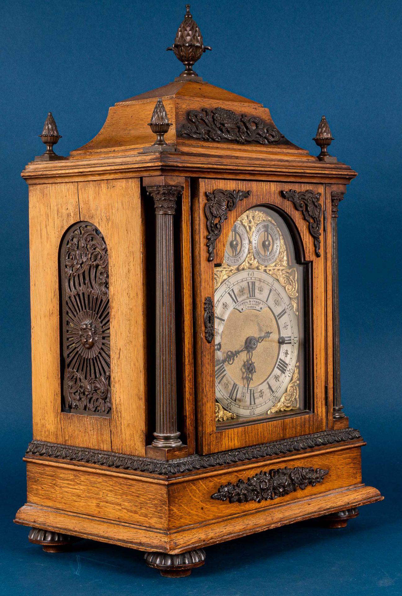 Große englische Kaminuhr, sogen. Bracket - Clock, Engl. um 1900/ 20. Massives Eichengehäuse, aufwän - Image 17 of 43