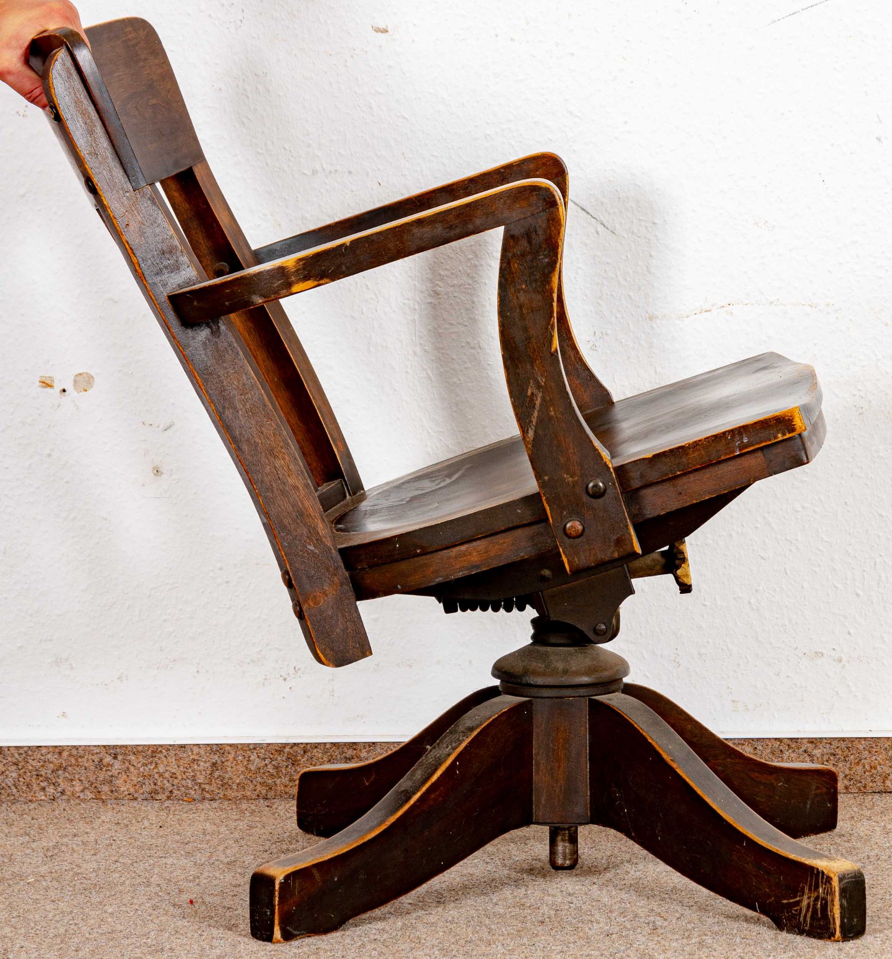 Drehbarer Schreibtischstuhl der "Johnson-Chair" Company; nussbaumfarben gebeiztes Buchenholzgestell - Bild 4 aus 7