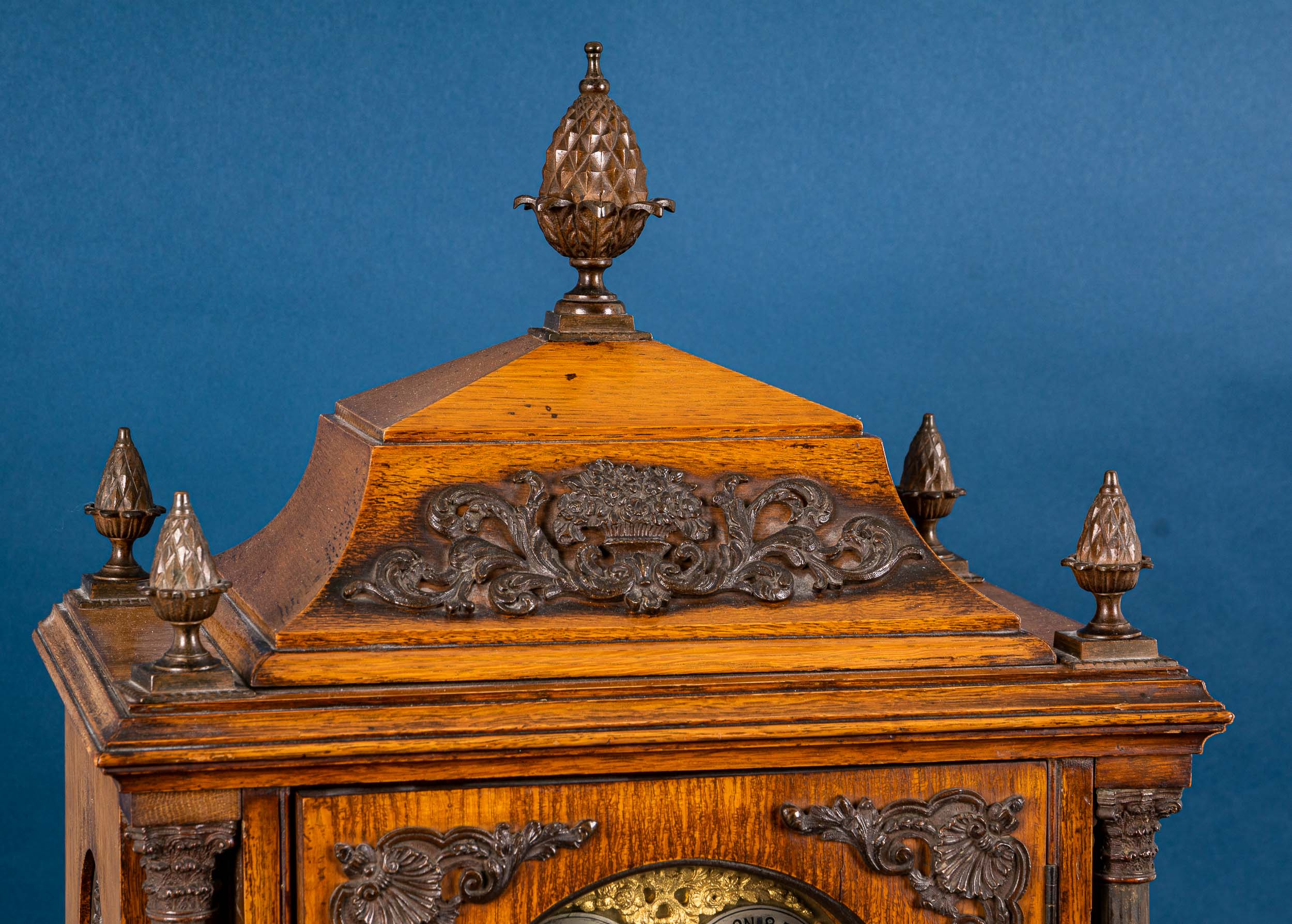 Große englische Kaminuhr, sogen. Bracket - Clock, Engl. um 1900/ 20. Massives Eichengehäuse, aufwän - Bild 7 aus 43