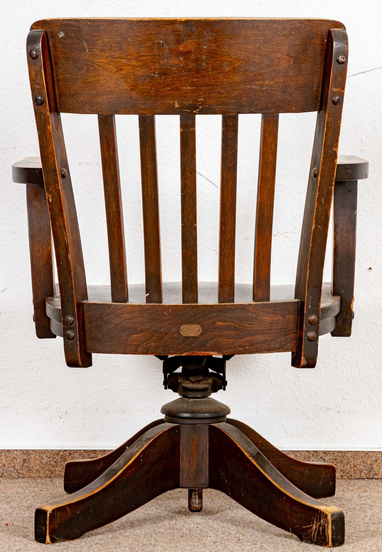 Drehbarer Schreibtischstuhl der "Johnson-Chair" Company; nussbaumfarben gebeiztes Buchenholzgestell - Bild 6 aus 7