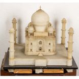 Seltenes Tischmodell des "TAJ MAHAL" (Tadsch Mahal), Agra/Indien um 1880/90, Alabaster auf Holzsock