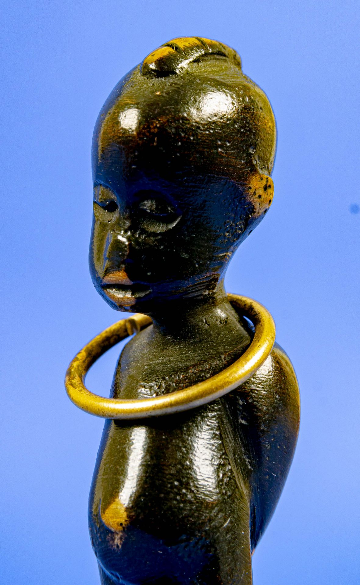 Afrikanischer Knabe mit Halsreif, als Petschaft geeignet, Höhe ca. 6,2 cm, ungravierte Bodenplatte. - Image 8 of 11