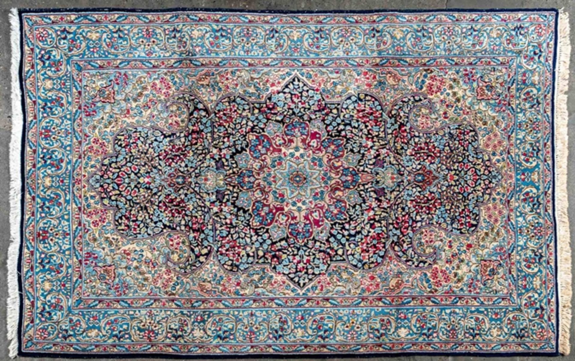 Kirman Teppich, Südpersien um 1930, Format: ca. 260 x 178 cm. Weiche Schafschurwolle geknüpft auf B