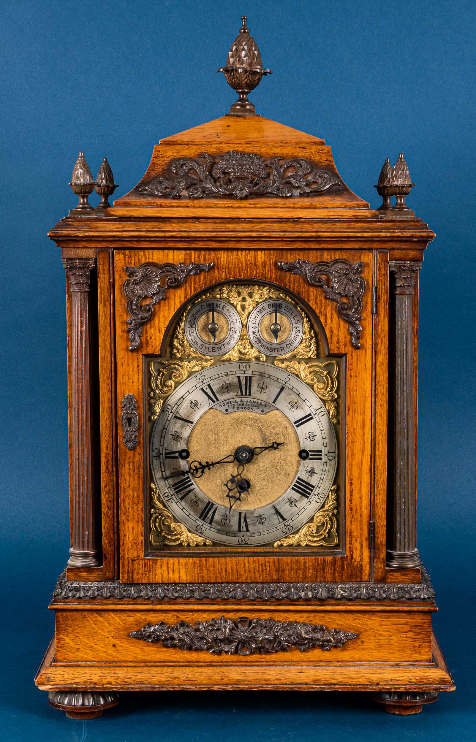 Große englische Kaminuhr, sogen. Bracket - Clock, Engl. um 1900/ 20. Massives Eichengehäuse, aufwän