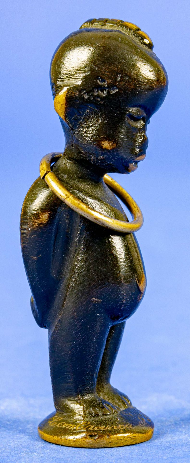 Afrikanischer Knabe mit Halsreif, als Petschaft geeignet, Höhe ca. 6,2 cm, ungravierte Bodenplatte. - Image 3 of 11