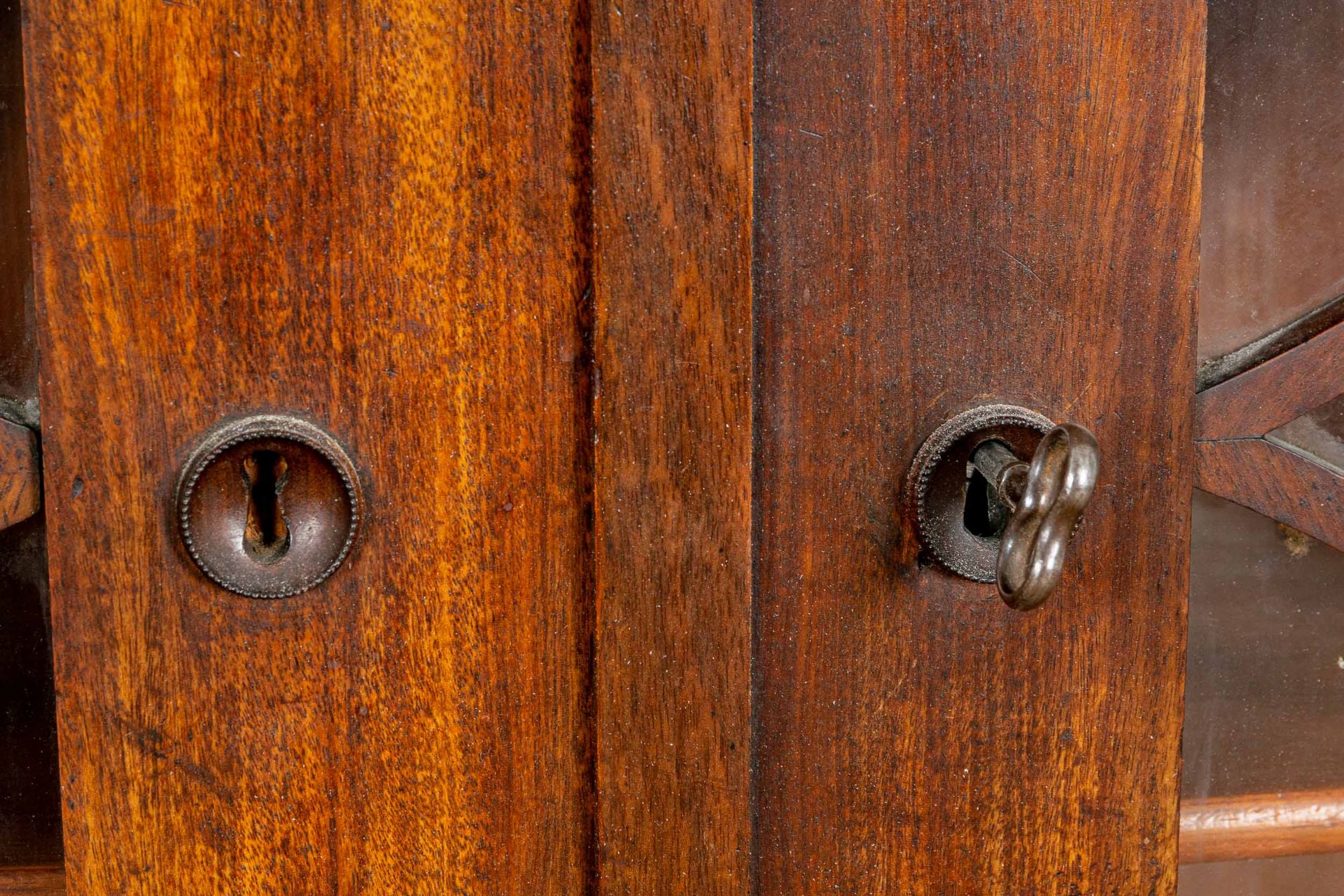 Eleganter Bücherschrank, Biedermeier, deutsch um 1825/30, Mahagoni massiv & furniert. 2türiger Nade - Image 10 of 18